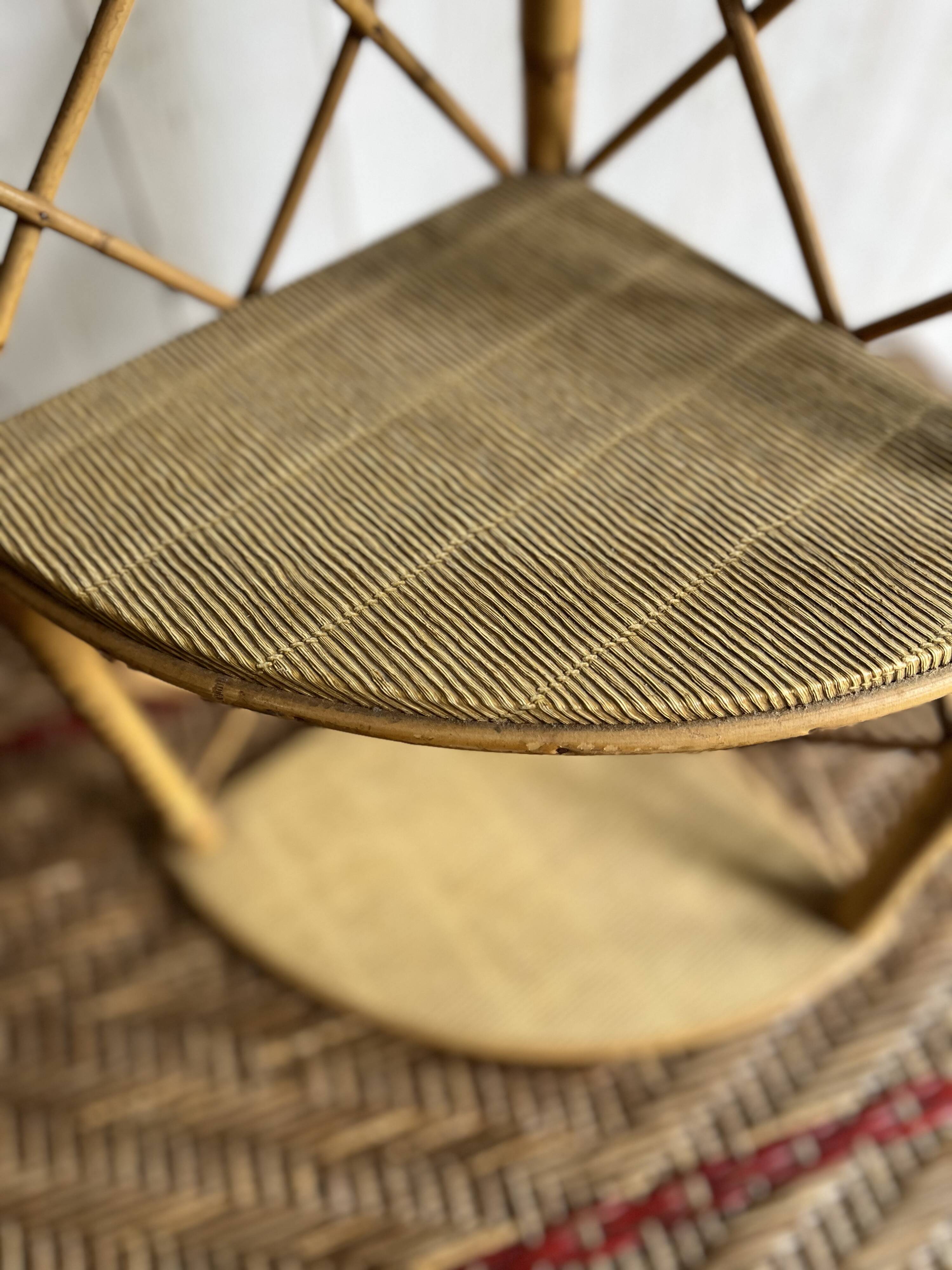 Corner shelf in rattan