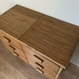 Commode 3 tiroirs en rotin / bambou attribuée à adrien audoux et frida minnet. Circa 1950