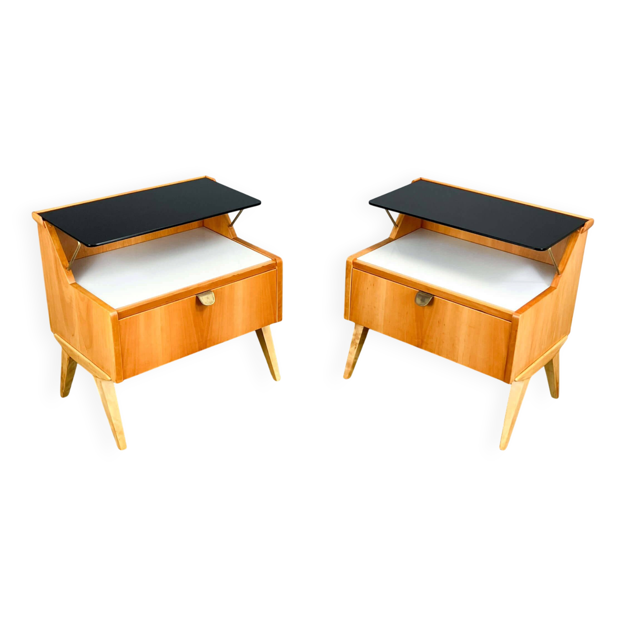 2 tables de chevet par WK Möbel avec des plateaux en verre noir et blanc, en bois de poirier, années 1950.