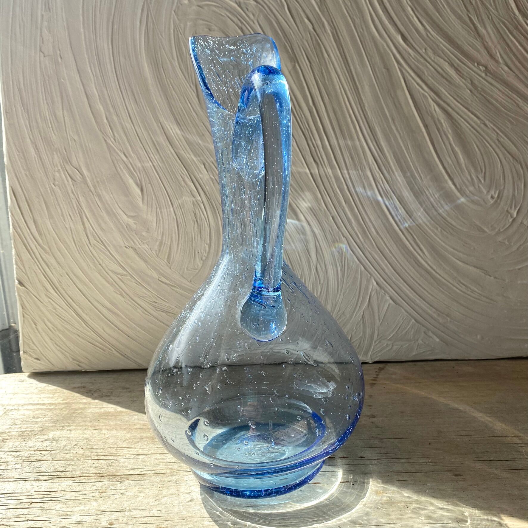 Pichet en verre soufflé bleu 30 cm
