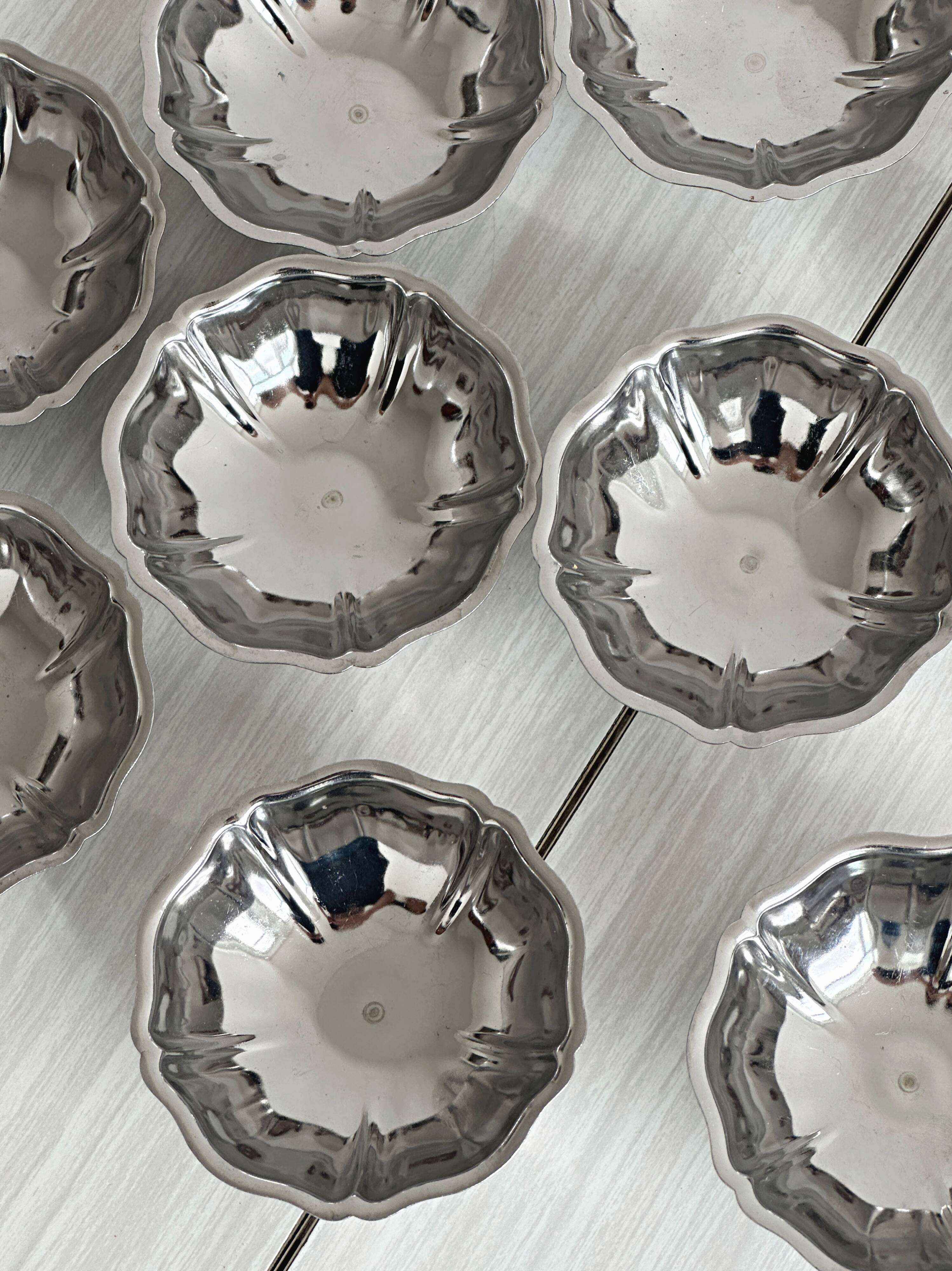 Lot de 9 coupelles basses en métal inox brillant