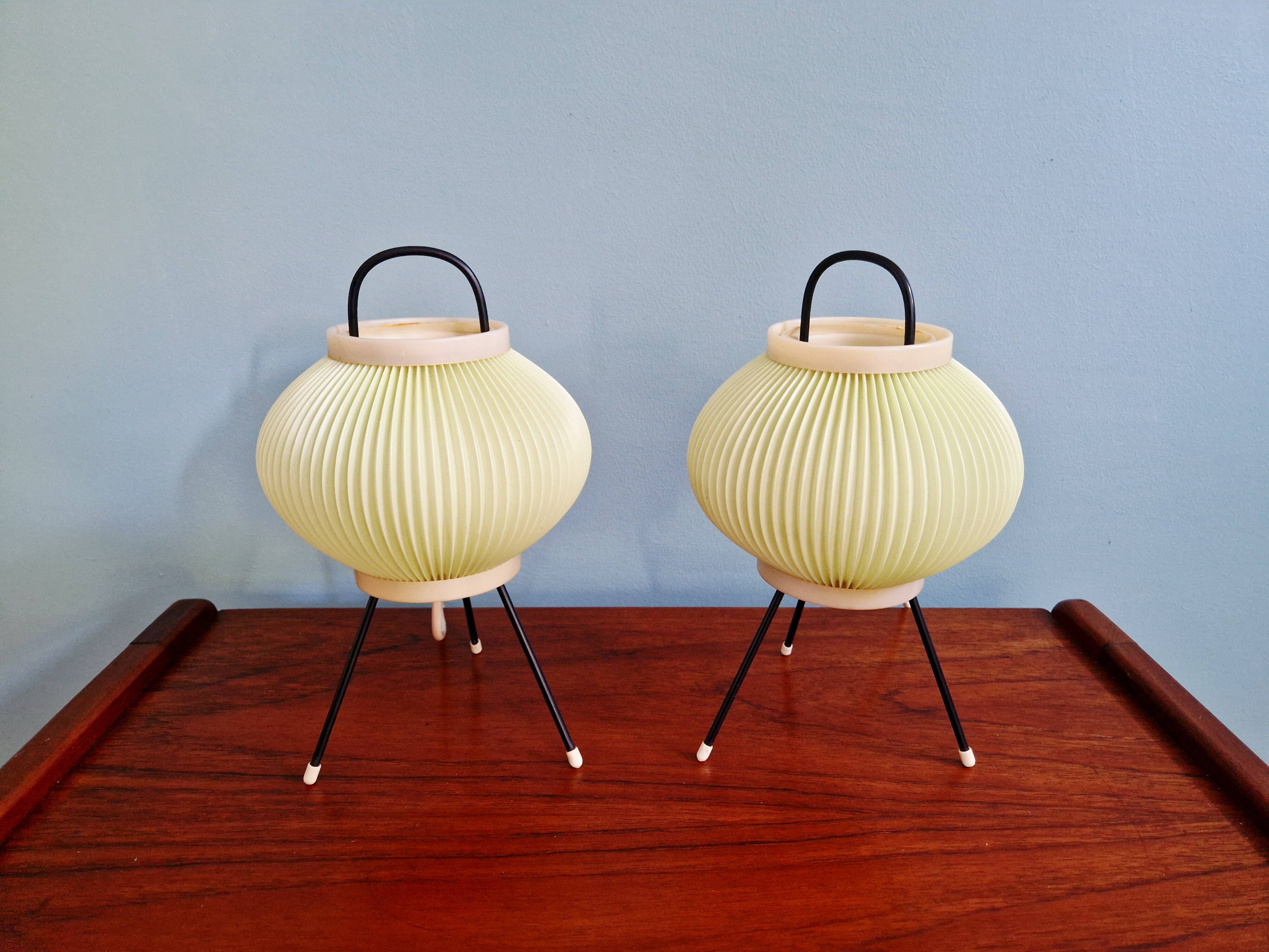 Paire de lampes tripode en celluloïd plissé vert pâle, 1960