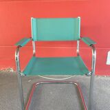 Paire de fauteuils en simili cuir et chrome