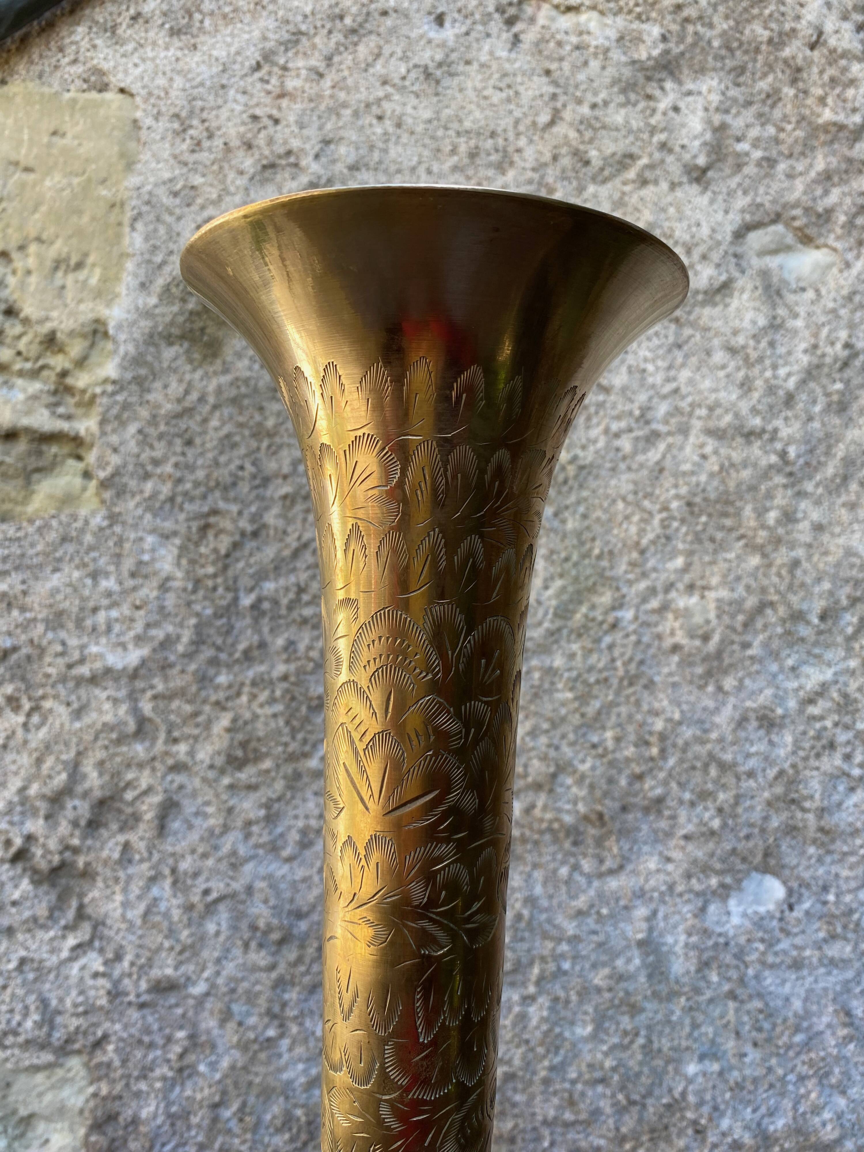 Vase en laiton gravé vintage