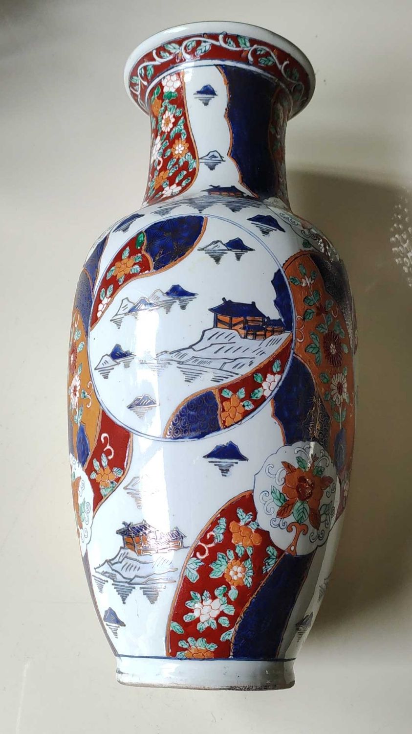 Chinese baluster vase in glazed ceramics. Wild, floral nature. Imari style. 32 cm