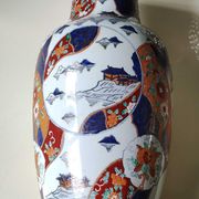 Chinese baluster vase in glazed ceramics. Wild, floral nature. Imari style. 32 cm