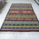 Tapis kilim traditionnel berbère tribal à motifs géométriques multicolores