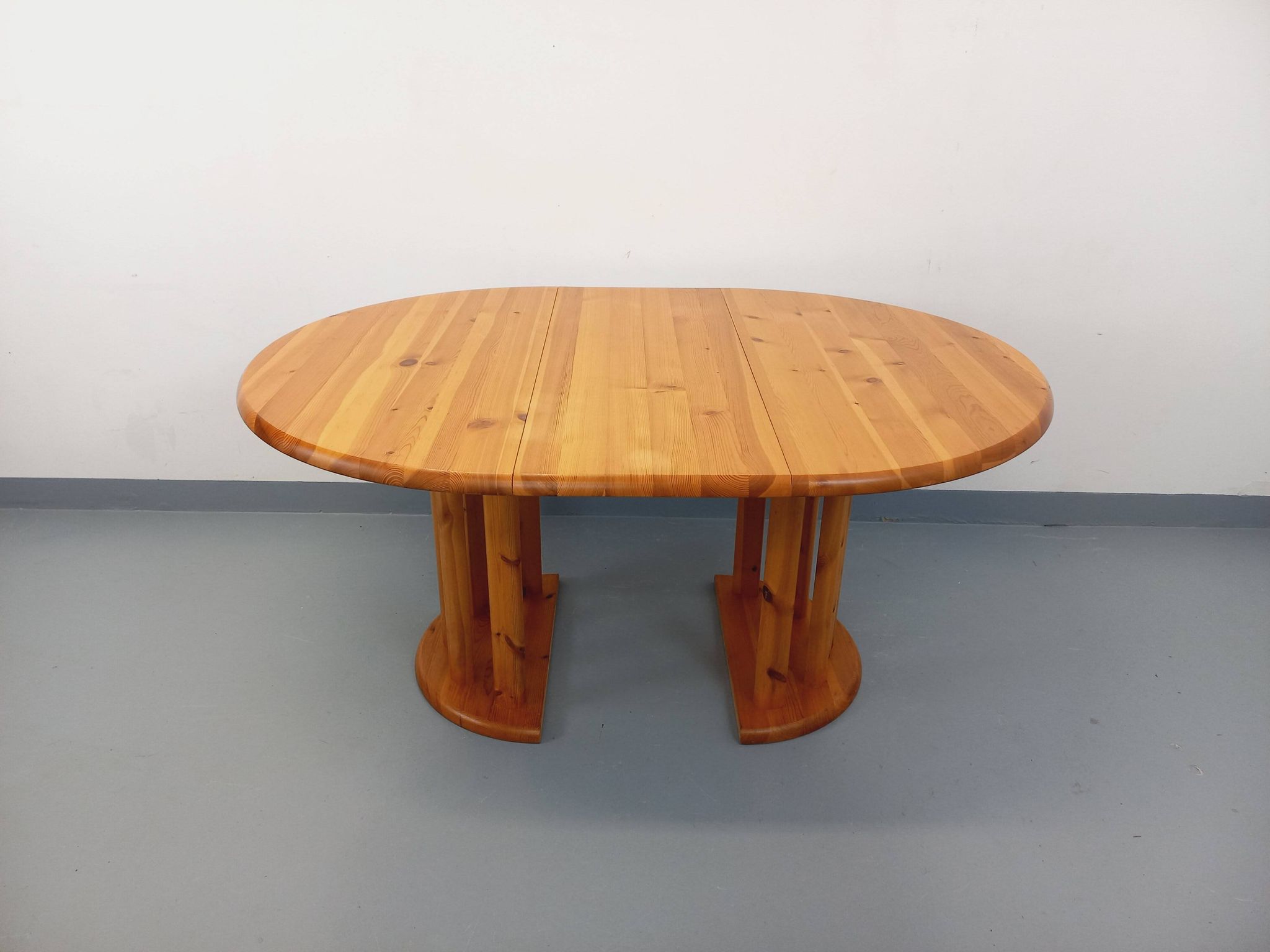 Table à manger ronde scandinave vintage style Rainer Daumiller en pin