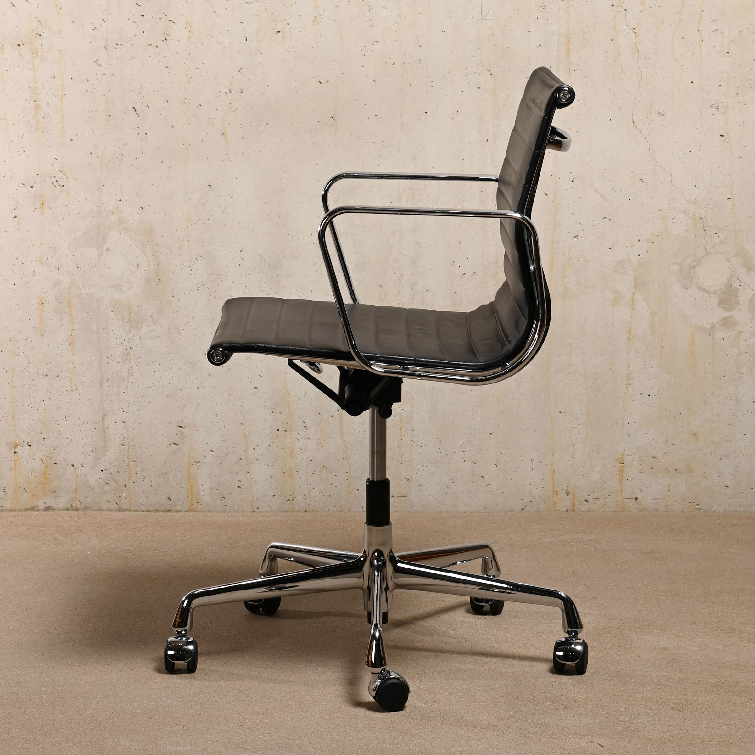 Charles & Ray Eames EA117 Office Chair in Black Leather and Chrome, Vitra