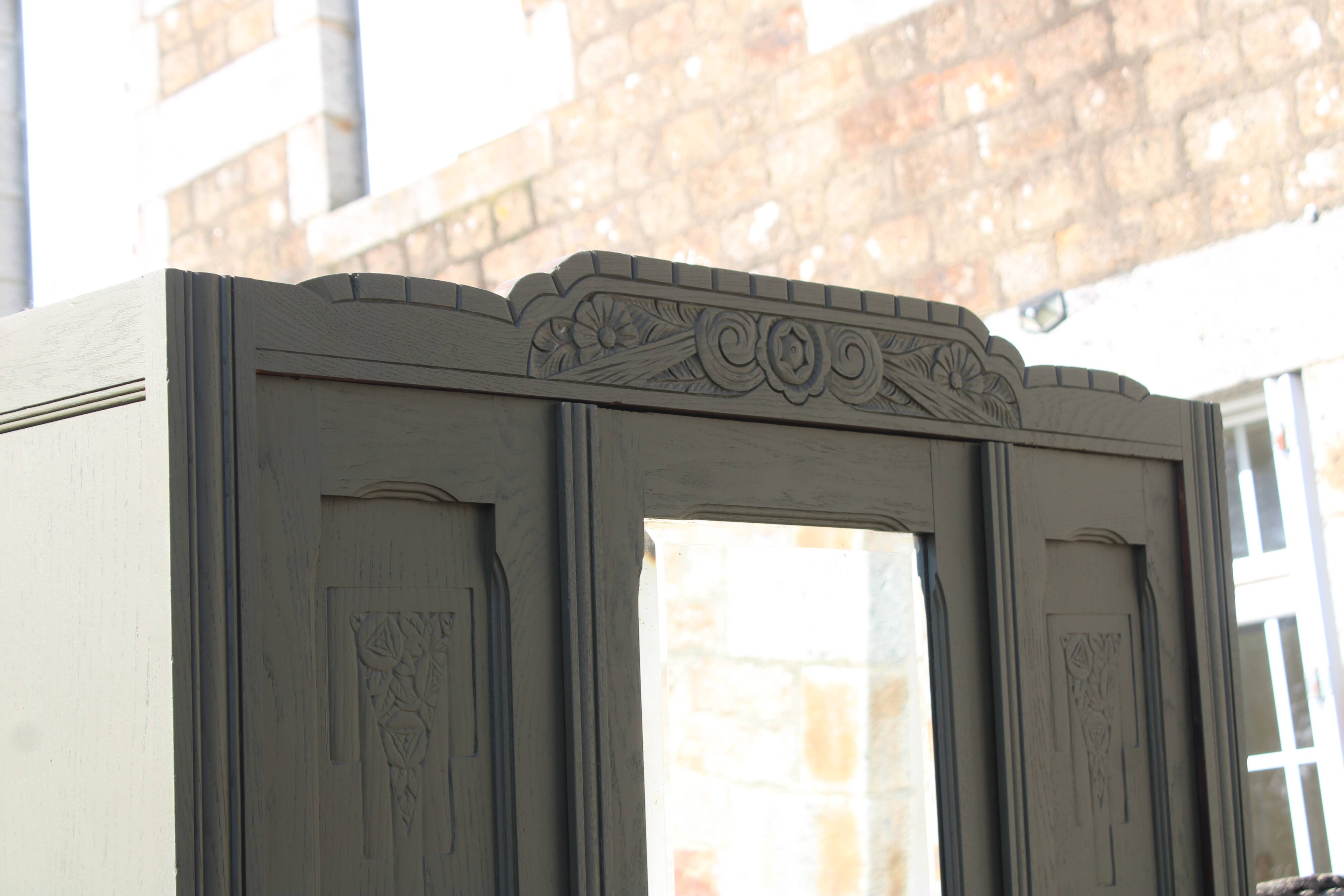 Art Deco wardrobe with three doors – Kaki Barda (Liberon)