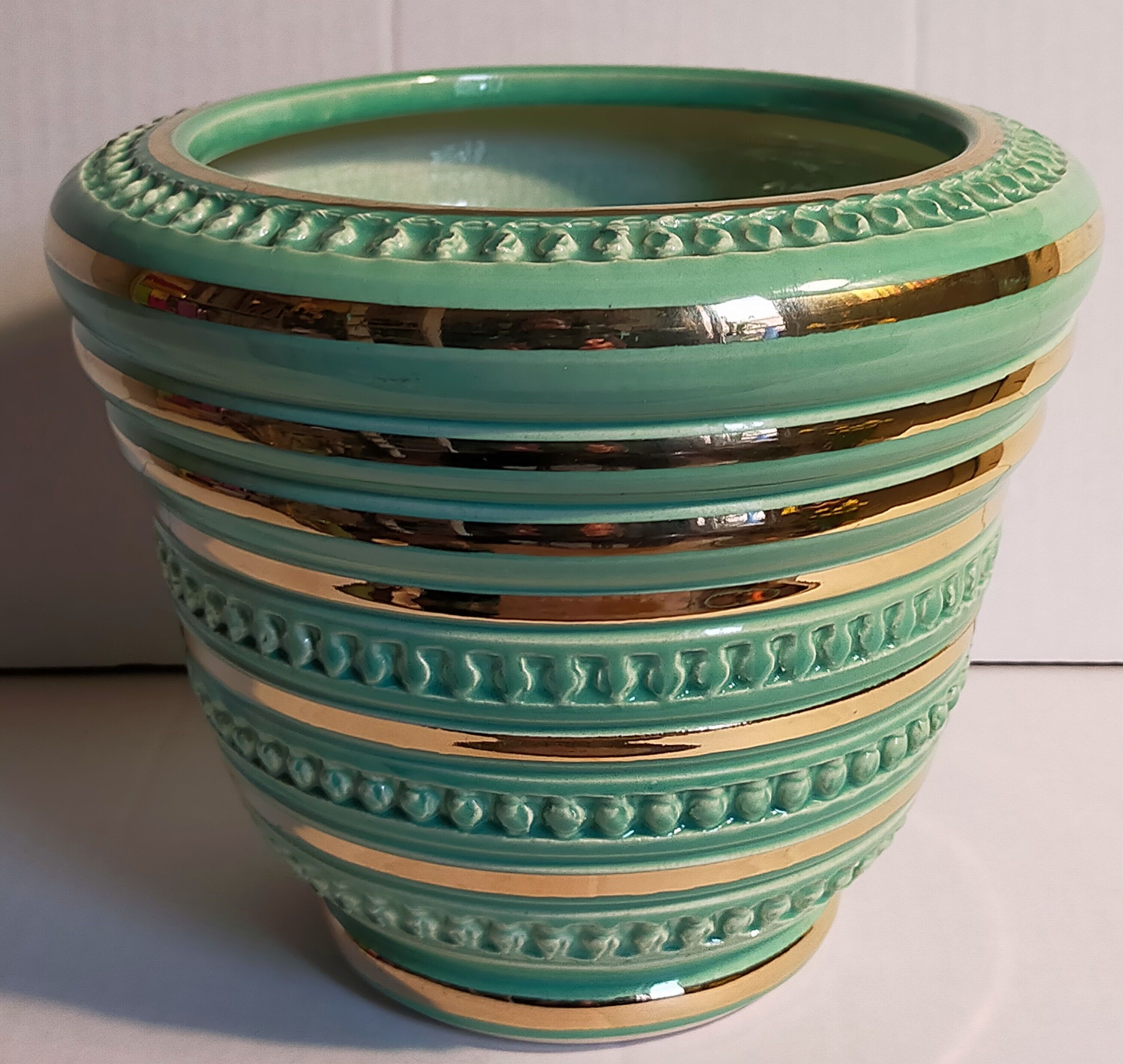 Ceramic pot cover in Art-Deco slurry