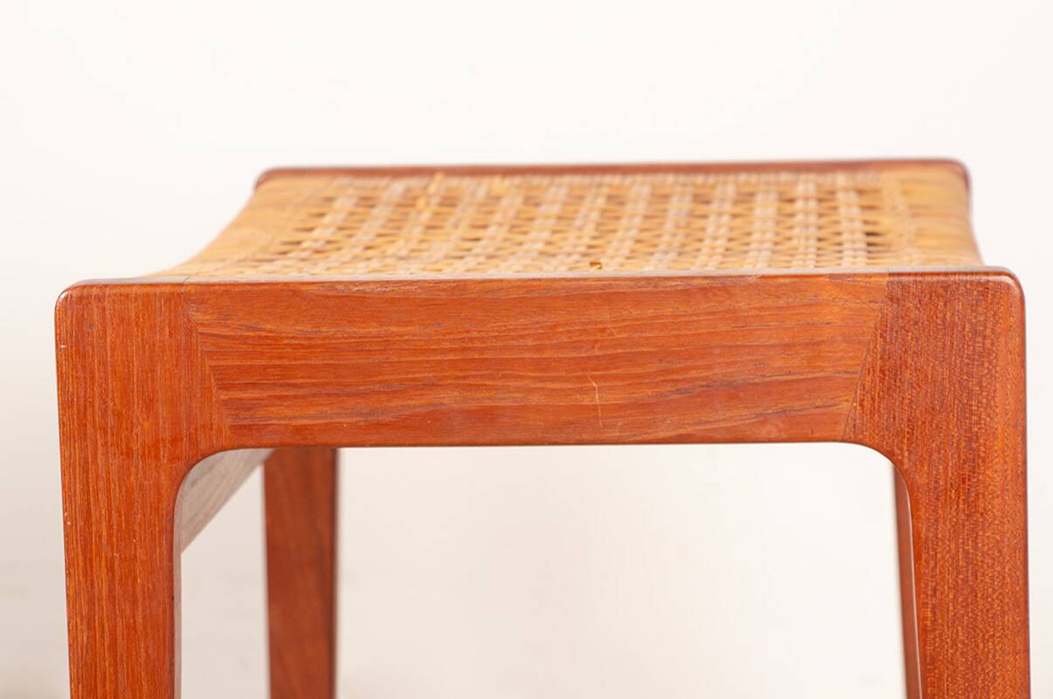 Paire de tabourets Danois en Teck et Cannage par Peter Hvidt 1960.