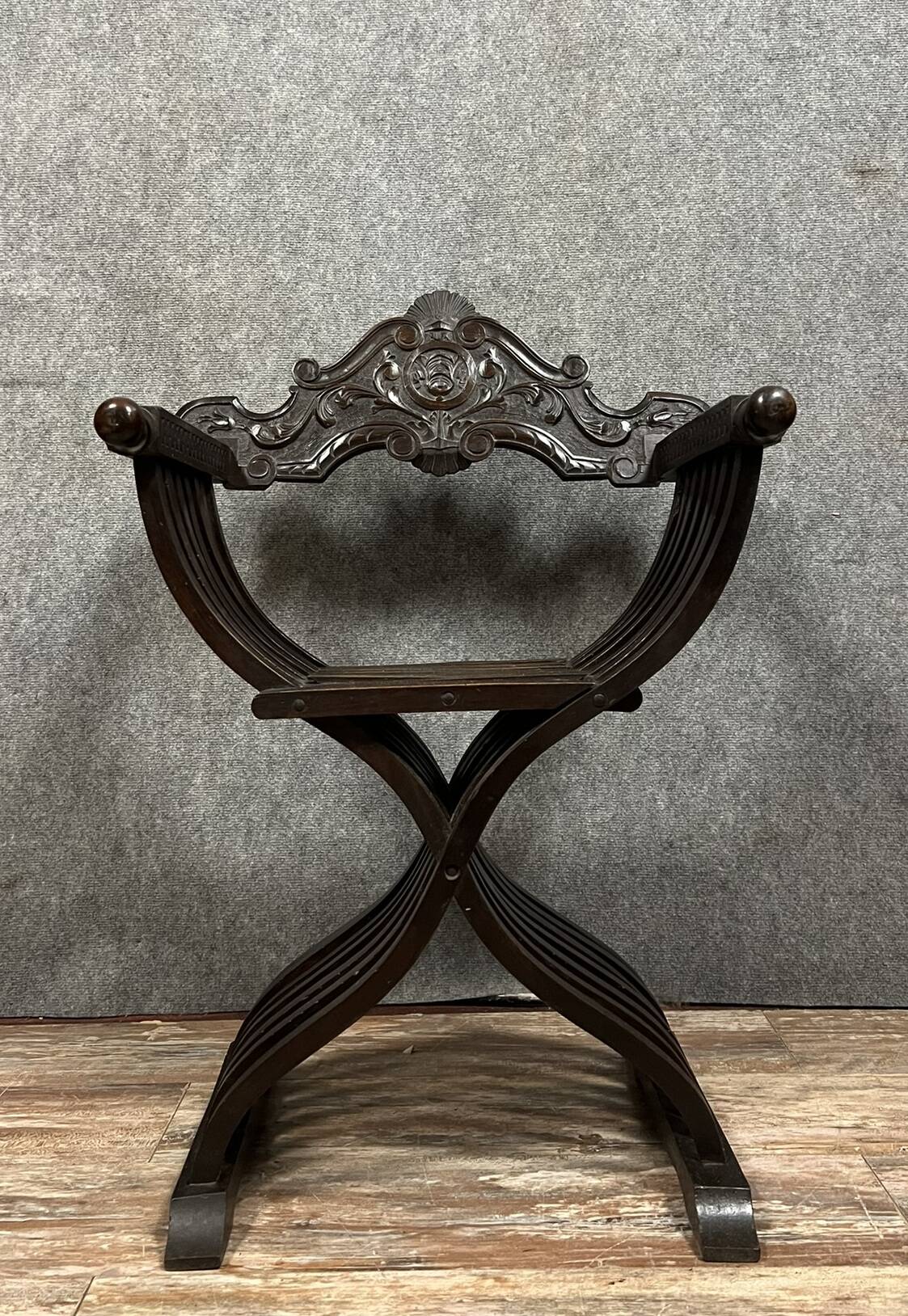 fauteuil Dagobert style Renaissance en bois massif époque XIX circa 1850