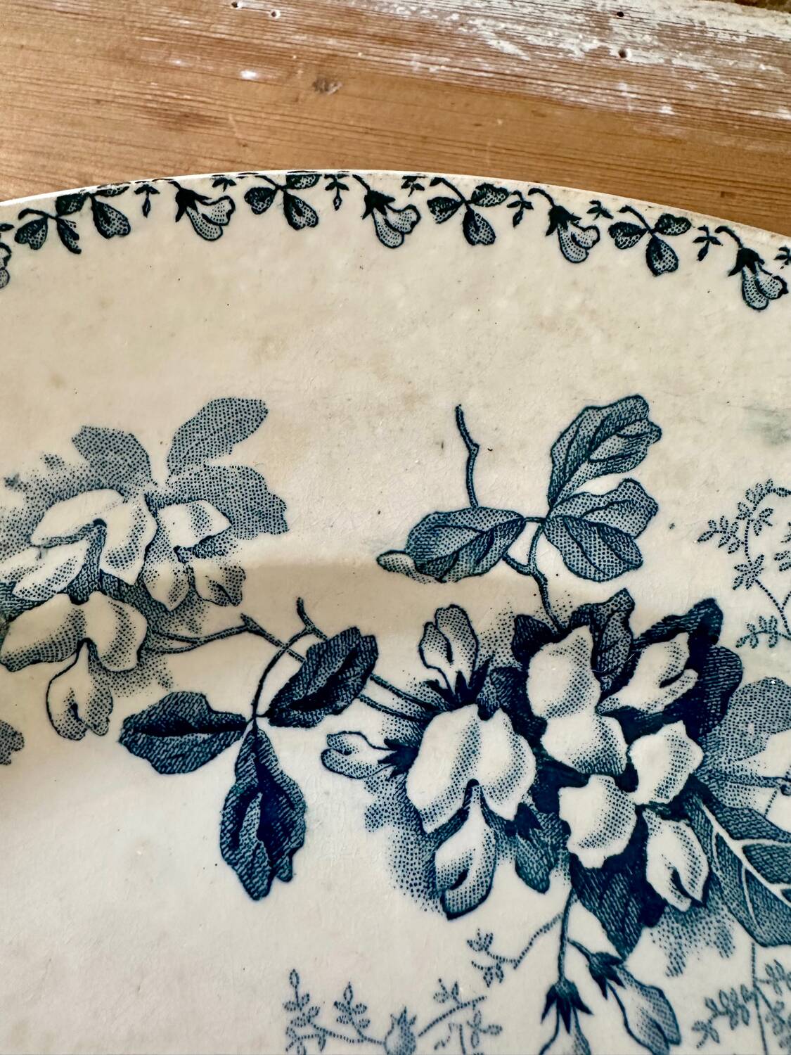 Round dish Saint Amand and Hamage Nord, Acacia model