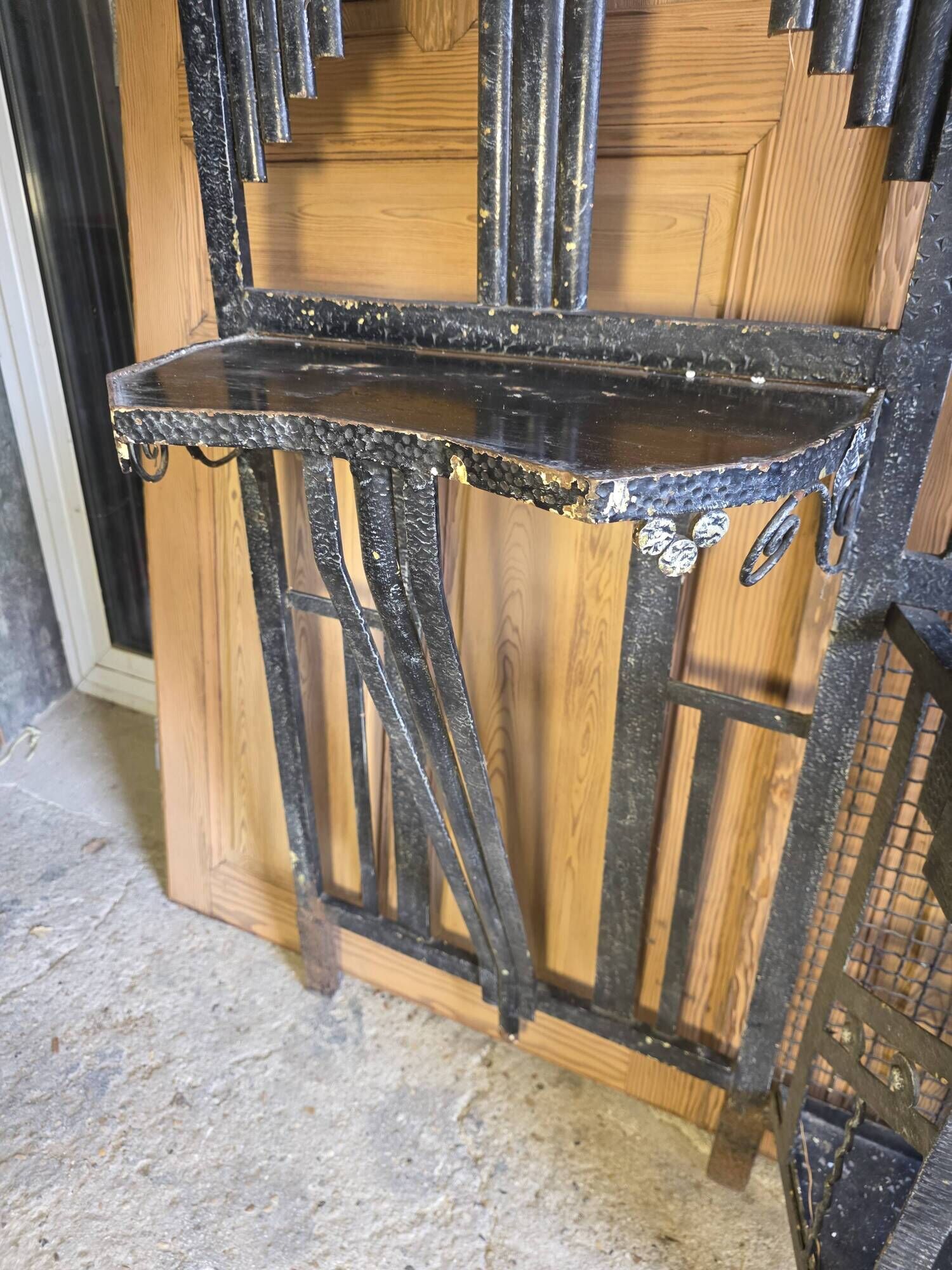 Art Deco coat rack wardrobe in wrought iron from the 1930s.