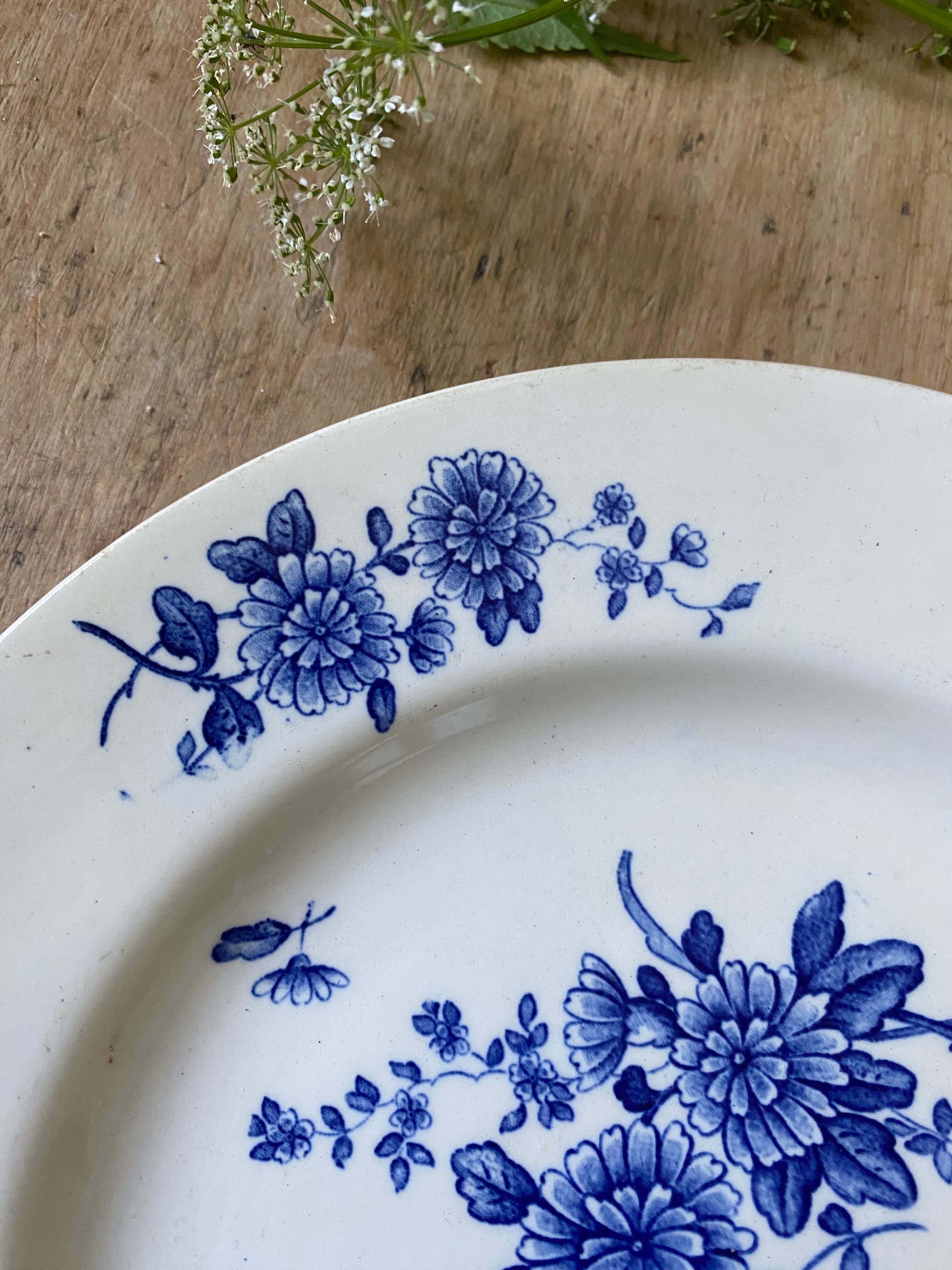 Assiette décor floral bleu KG Luneville