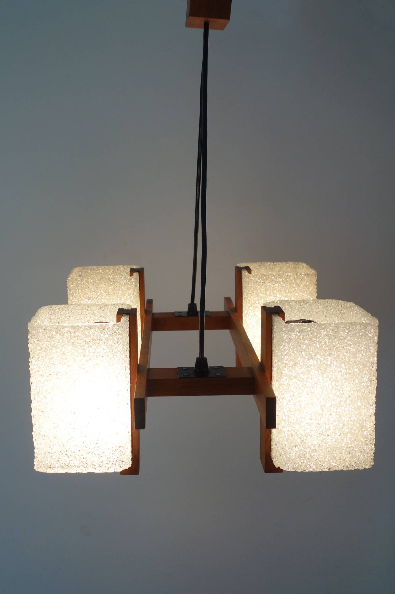 Scandinavian chandelier in perspex and teak from the 60s/70s.