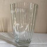 Vase strié en verre moulé