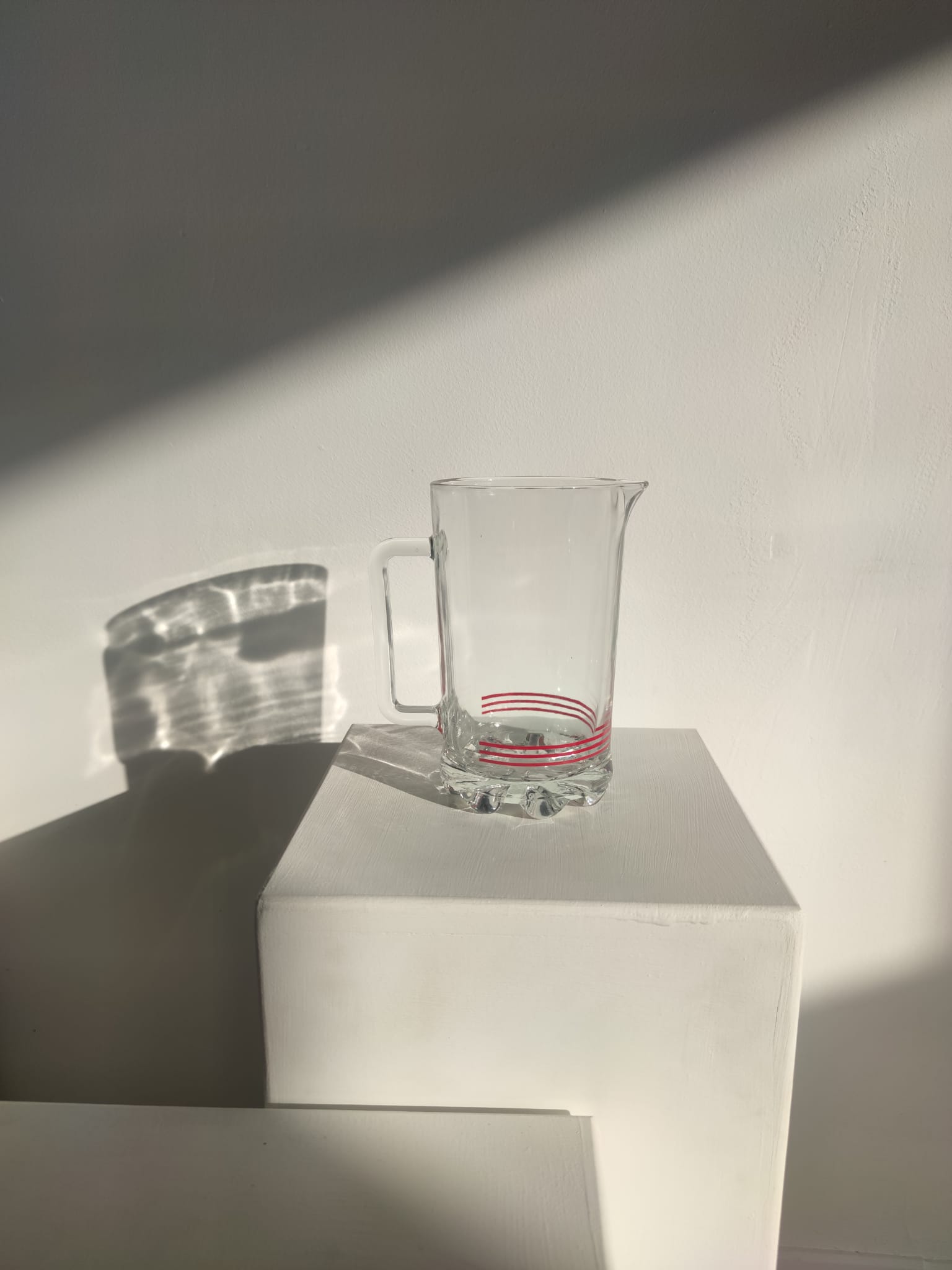 Pichet à orangeade italien vintage en verre à rayures rouges