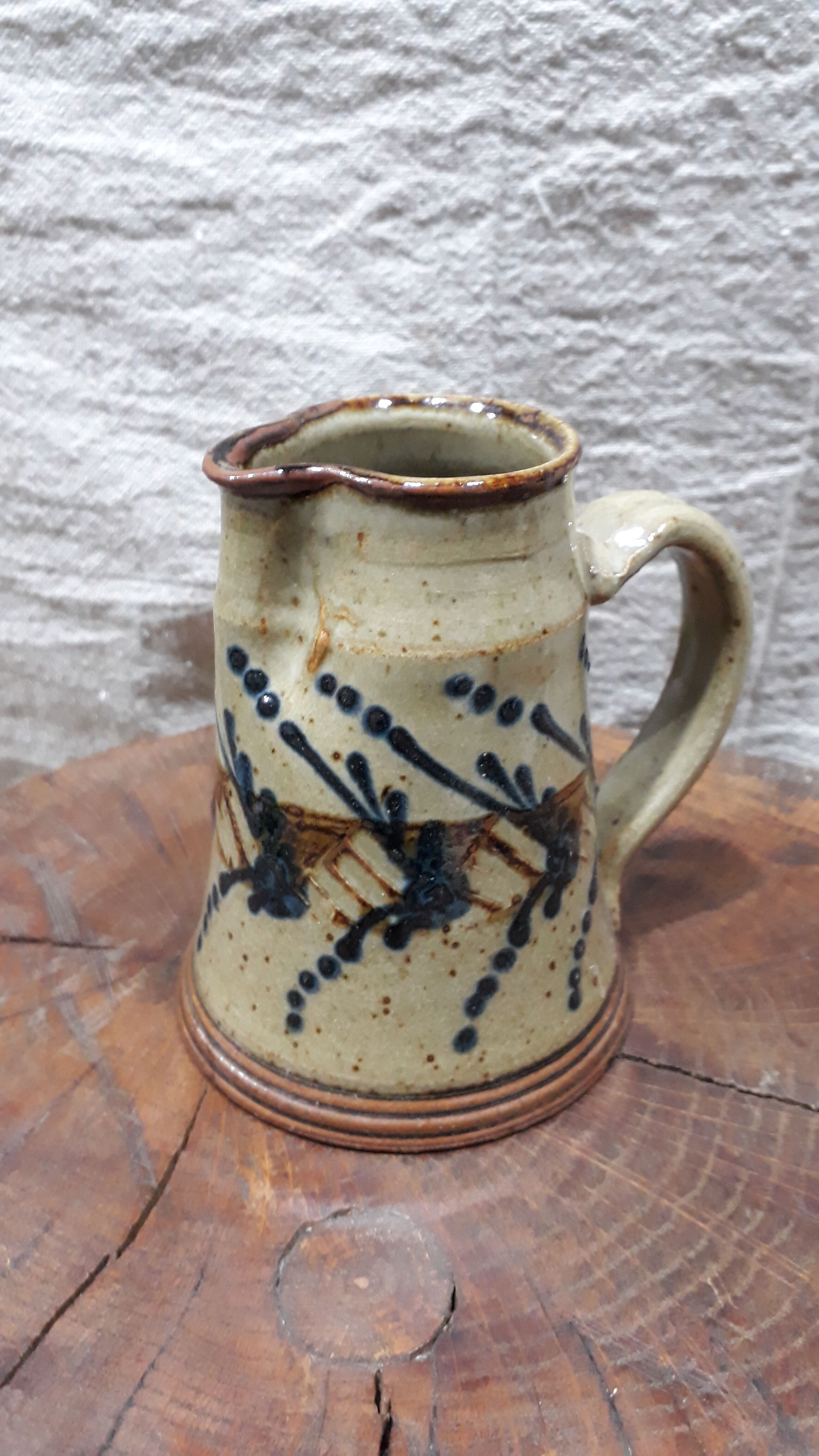 Pichet en terre de berry décoré à la main et signé