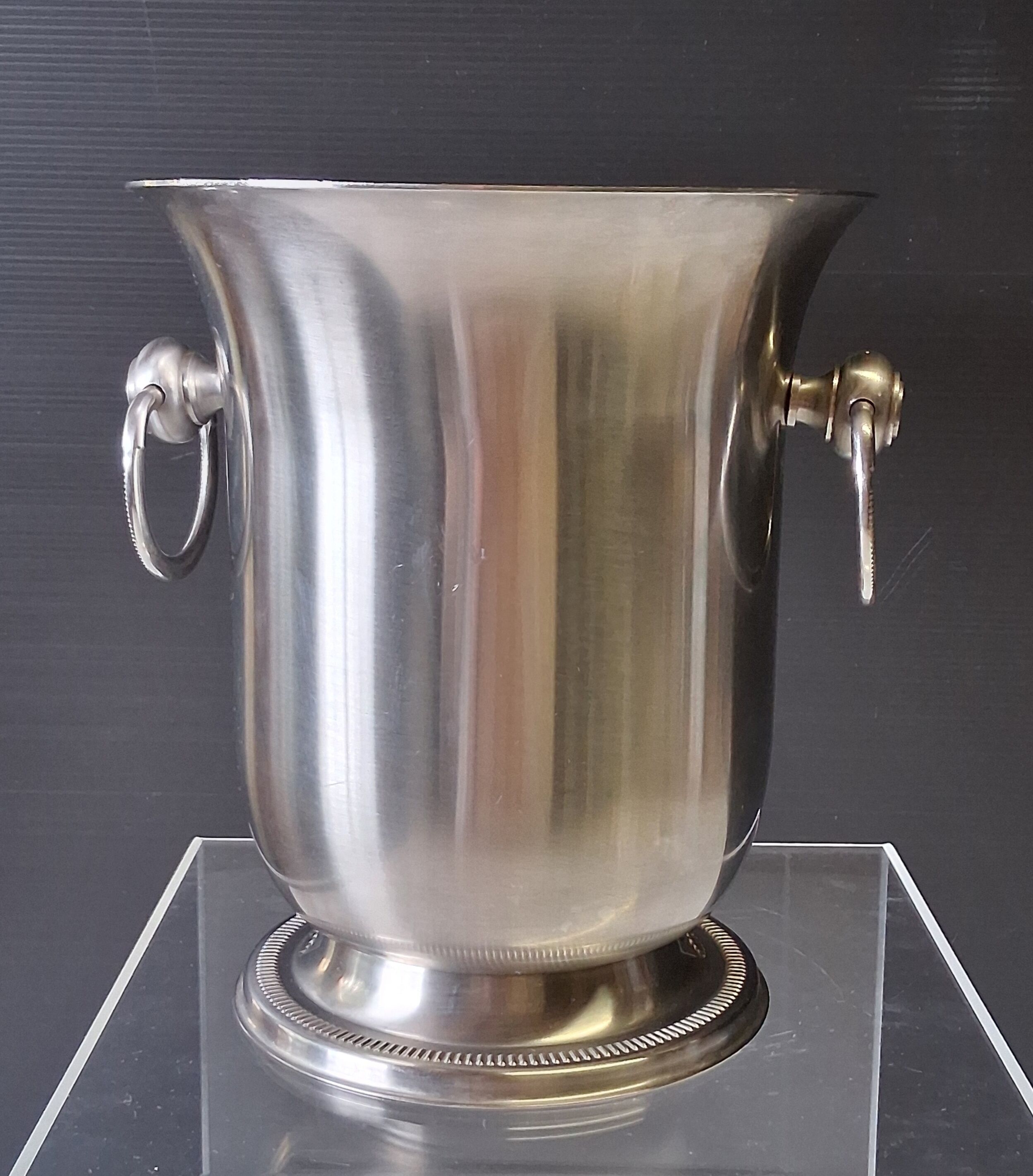 Very nice 18/10 stainless steel champagne bucket from Jean Couzon in very good condition.