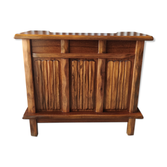 Bar brutalist in massive elm