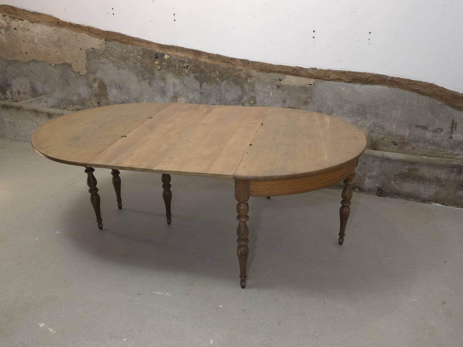 Extendable half-moon round oak table for 2 to 8 people