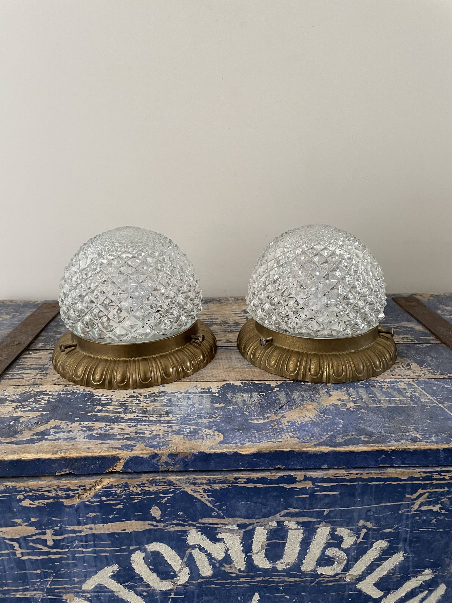 Lot de deux plafonniers ou appliques en laiton et verre