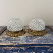 Lot de deux plafonniers ou appliques en laiton et verre