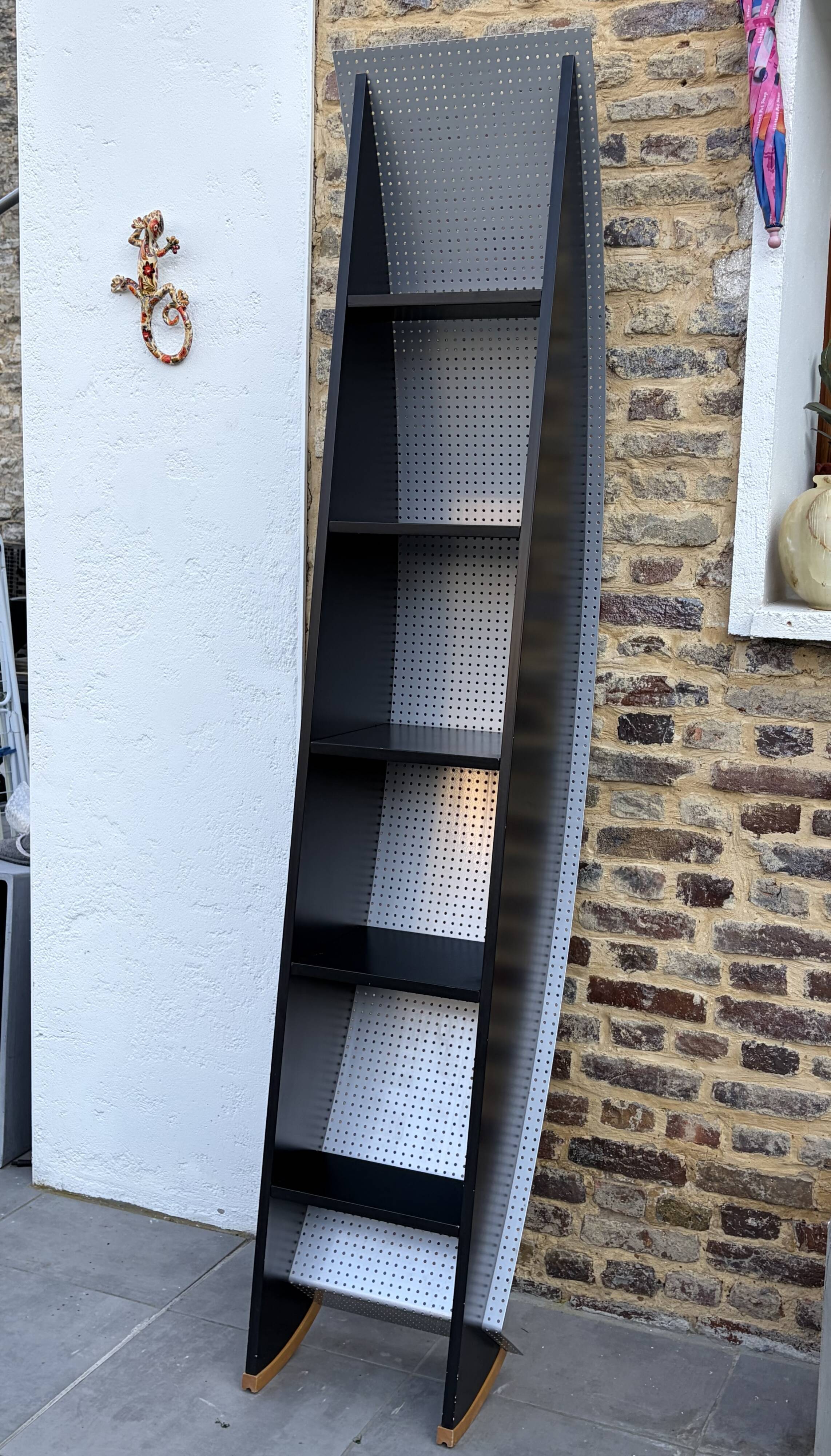 Self-supporting bookshelf 1980