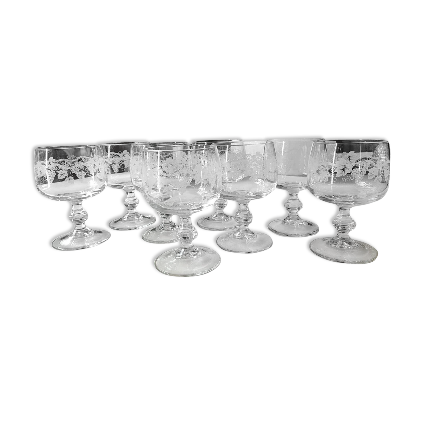 Lot 8 stemmed glasses, vine shoots patterns / Bunches of grapes in frosted glass. Vintage