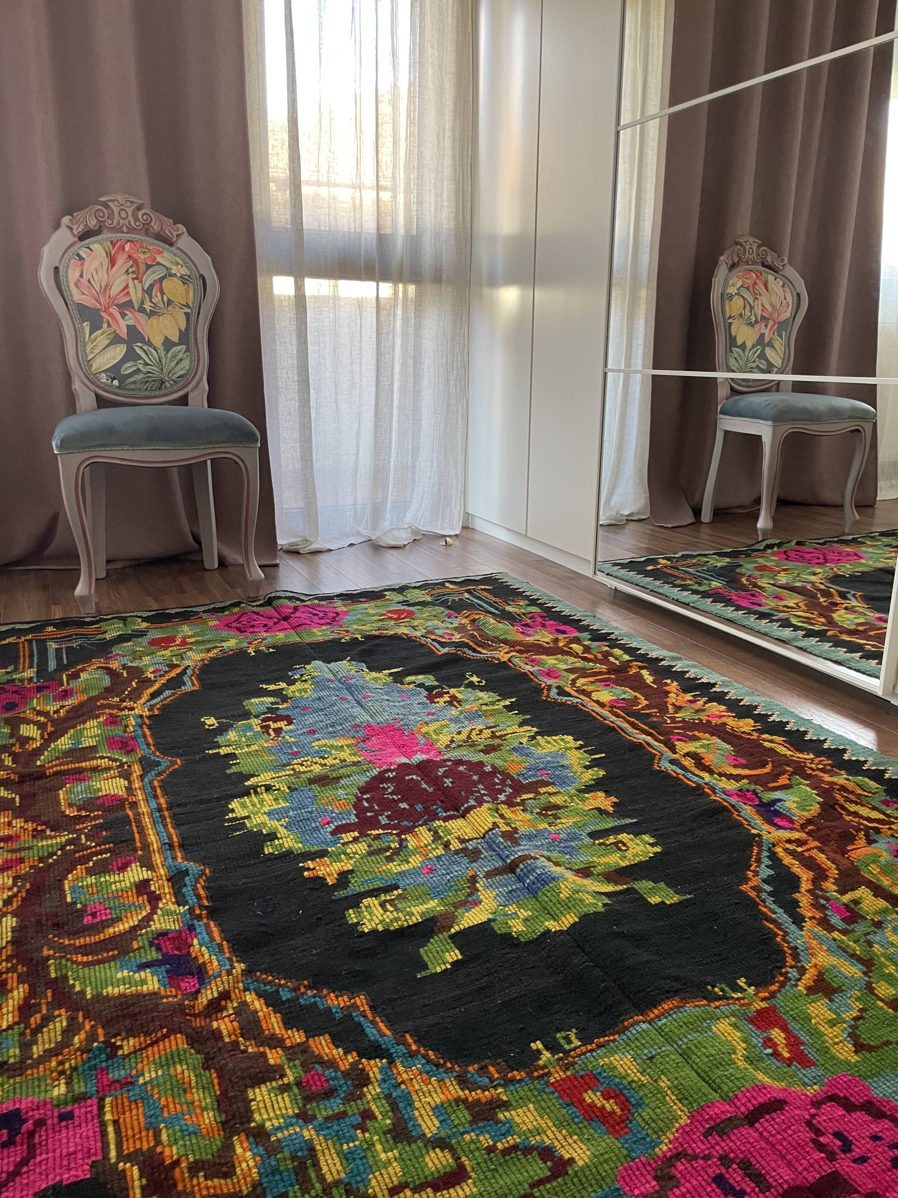 Tapis en laine roumaine vintage 227x154cm