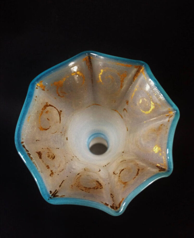 Vase soliflor du 19ème siècle en opaline blanche et bleue