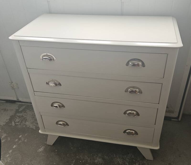 Vintage commode in solid pear wood, revamped in glossy white – tapered legs.
