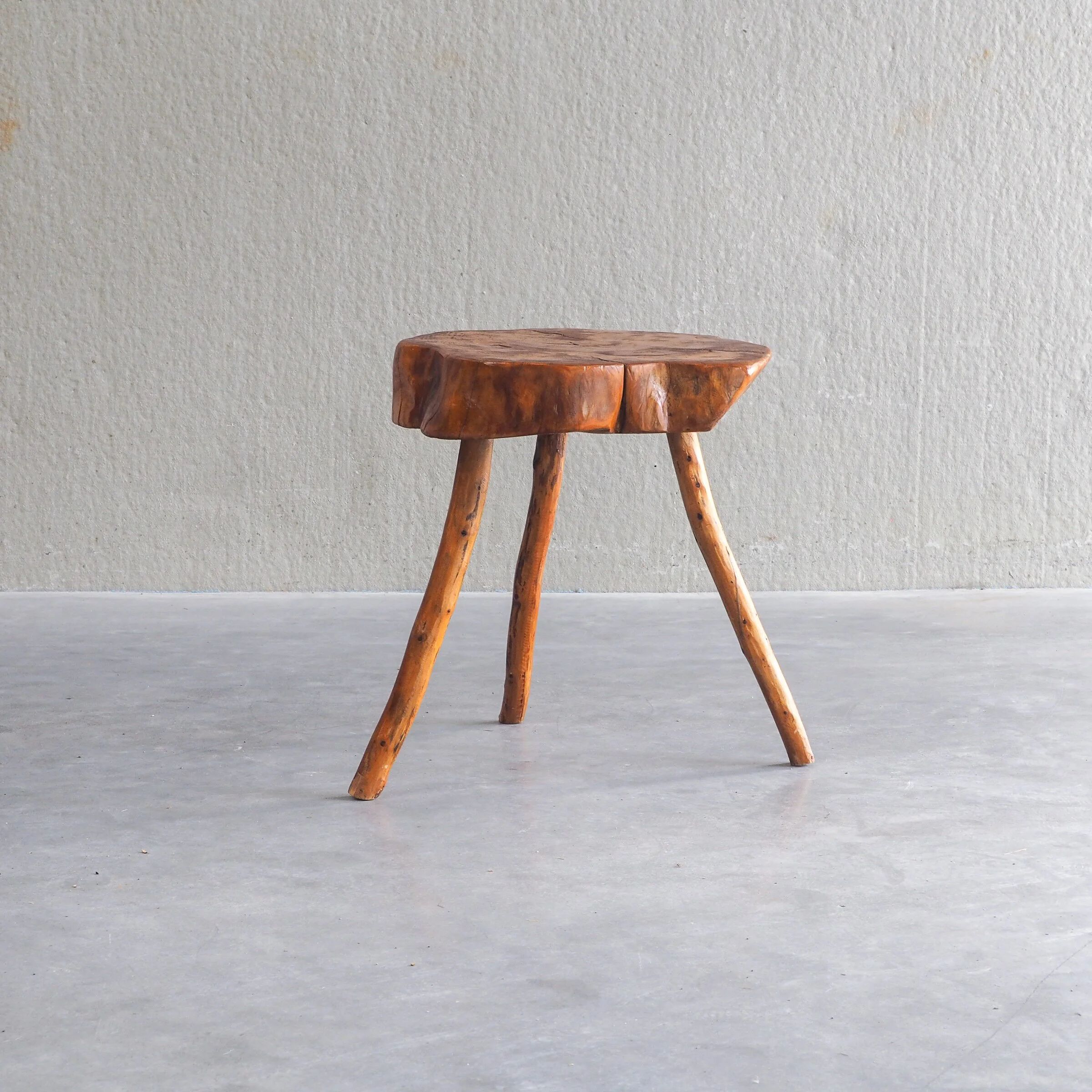 Table d'appoint en bois d'orme français vintage