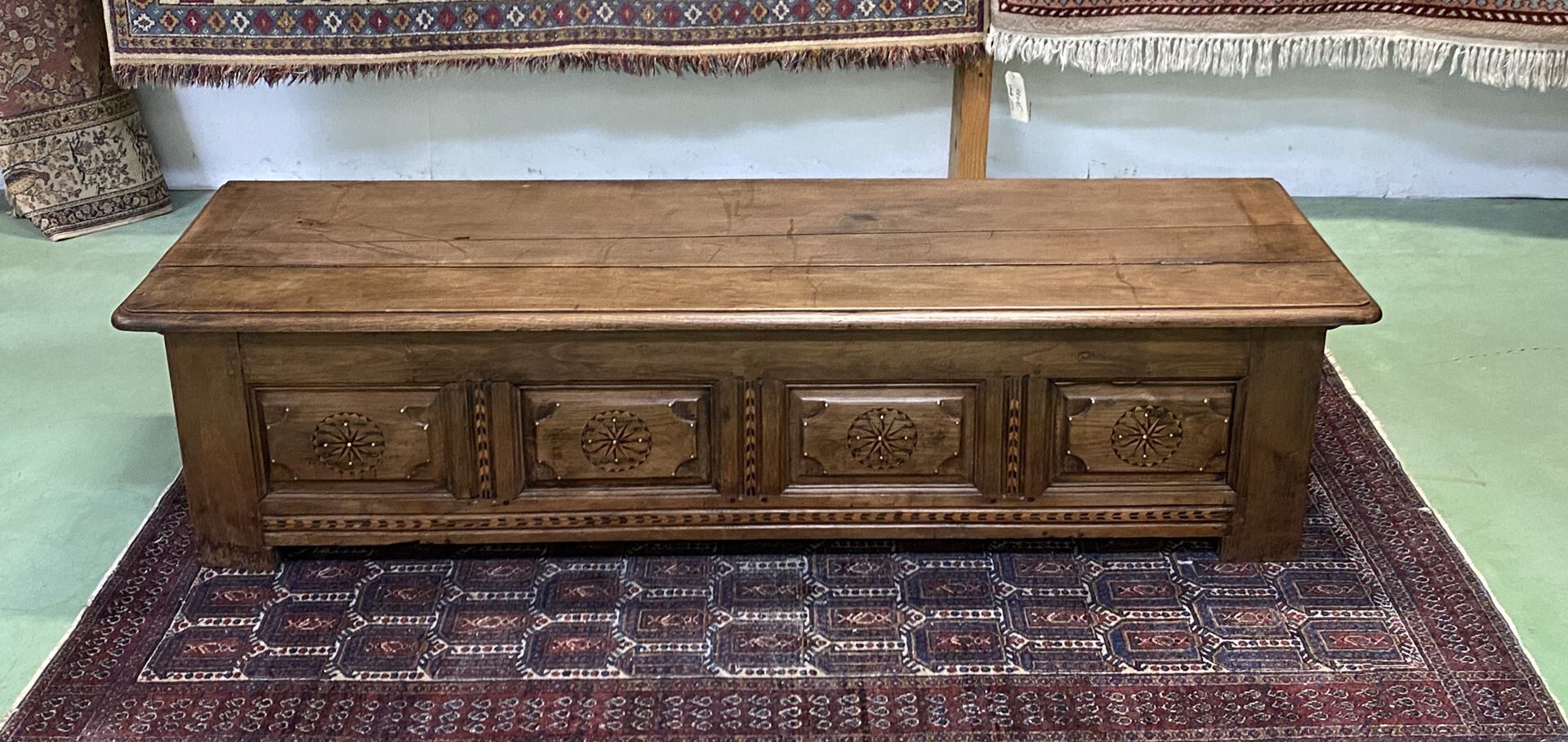 Banc coffre breton en châtaigner et marqueterie XIXème
