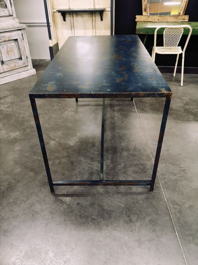 Table in metal