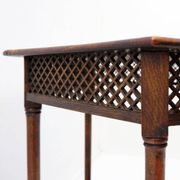 Table piédestal hexagonale ou table d'appoint avec structure en treillis et motif étoilé
