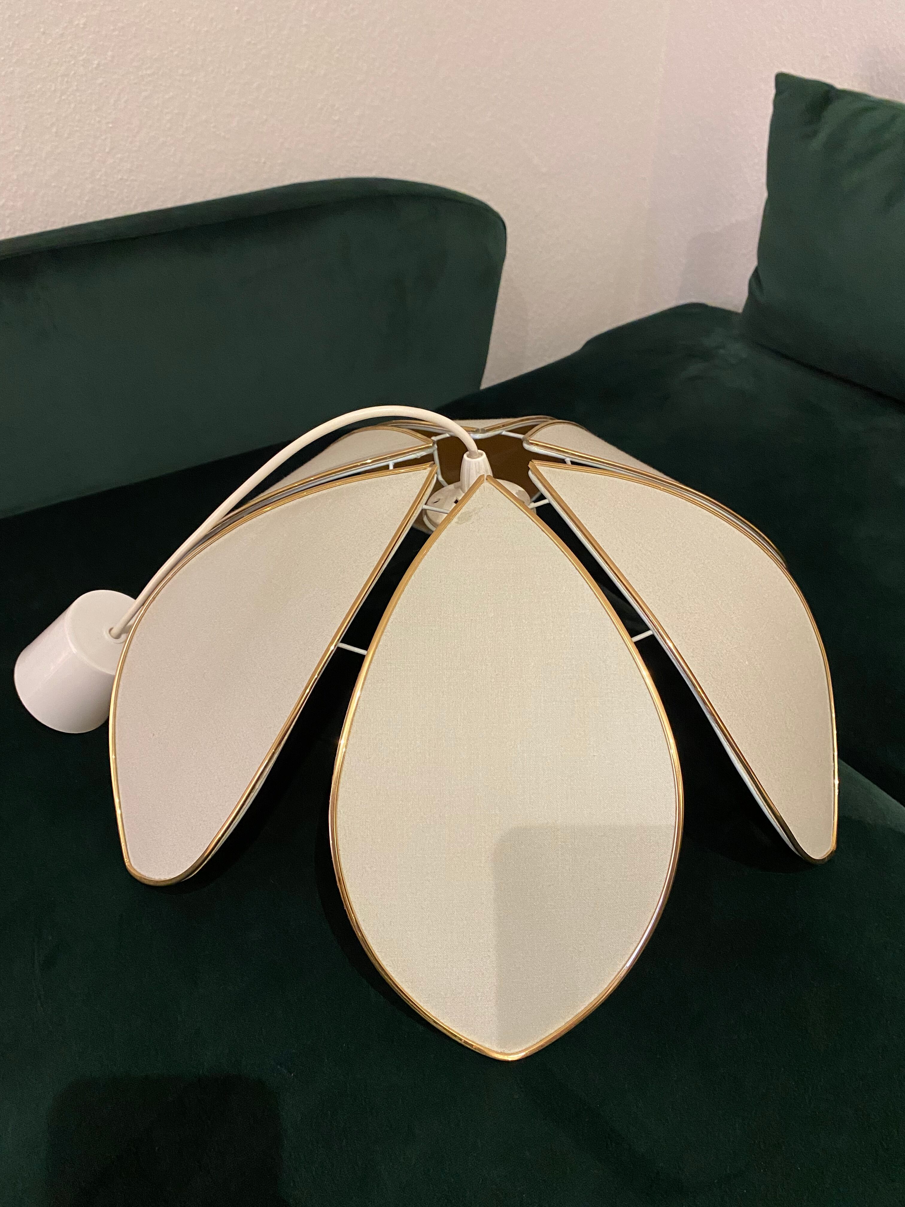 Vintage flower petal suspension