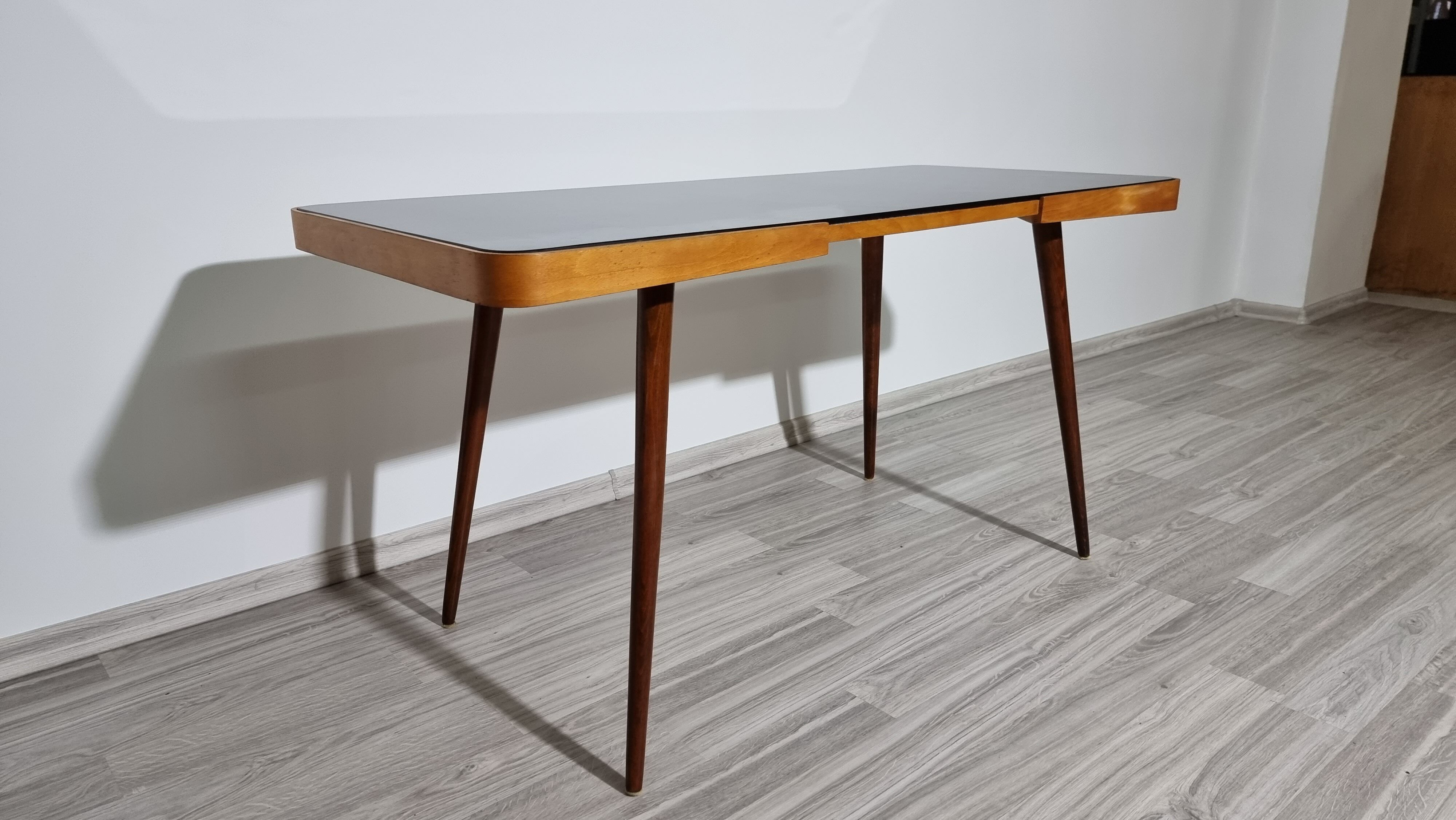 Table basse par Jiri Jiroutek