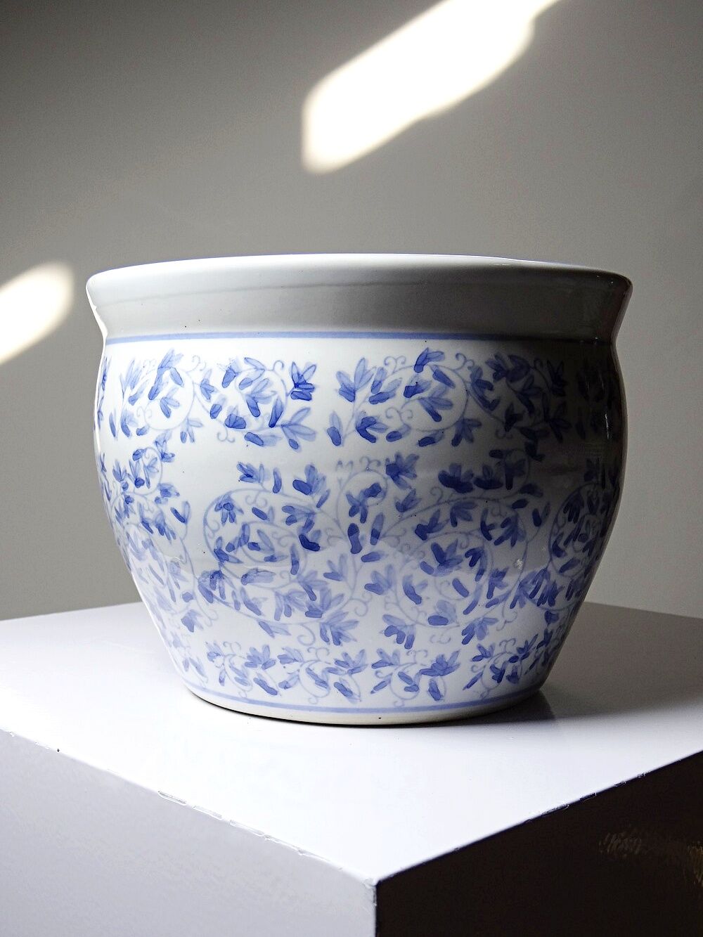 Vintage Chinese cache-pot in blue and white porcelain with a floral design.