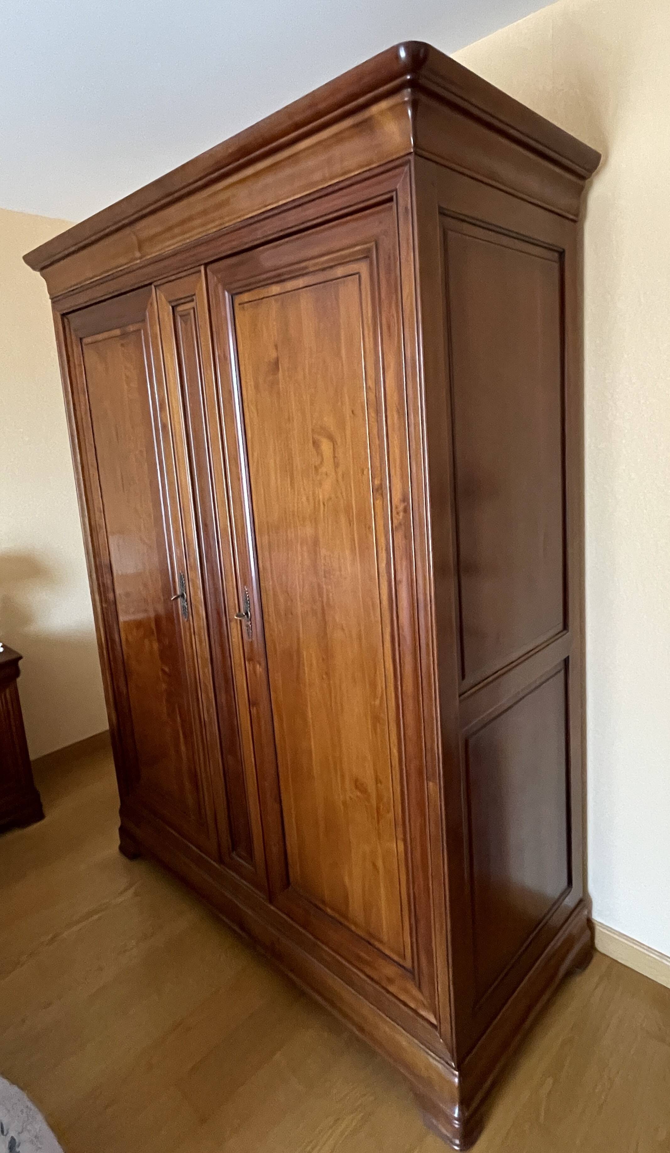 2-door wardrobe in solid cherry wood – Atelier Bonsecours