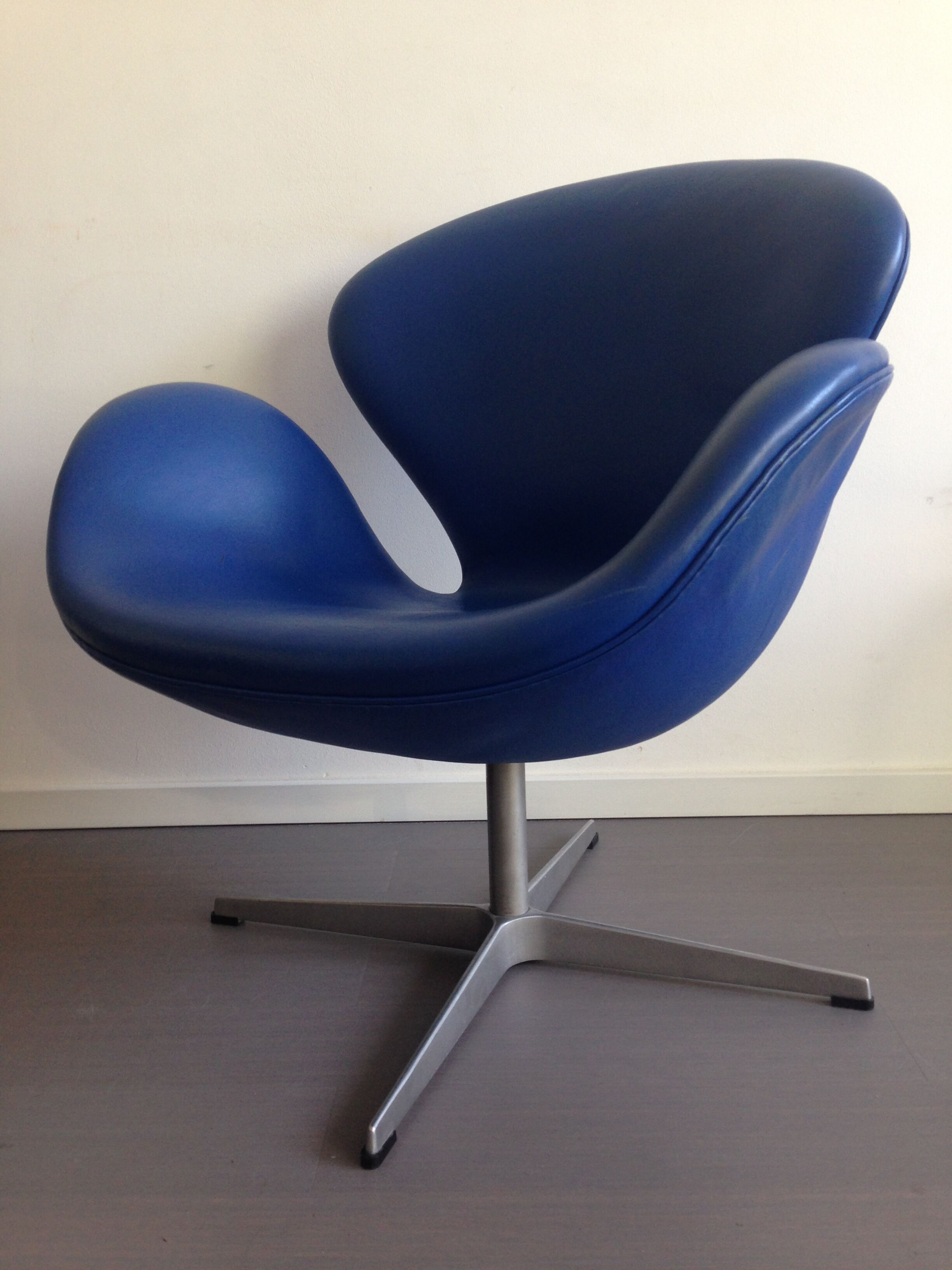 Swan chair by Arne Jacobsen by Fritz Hansen