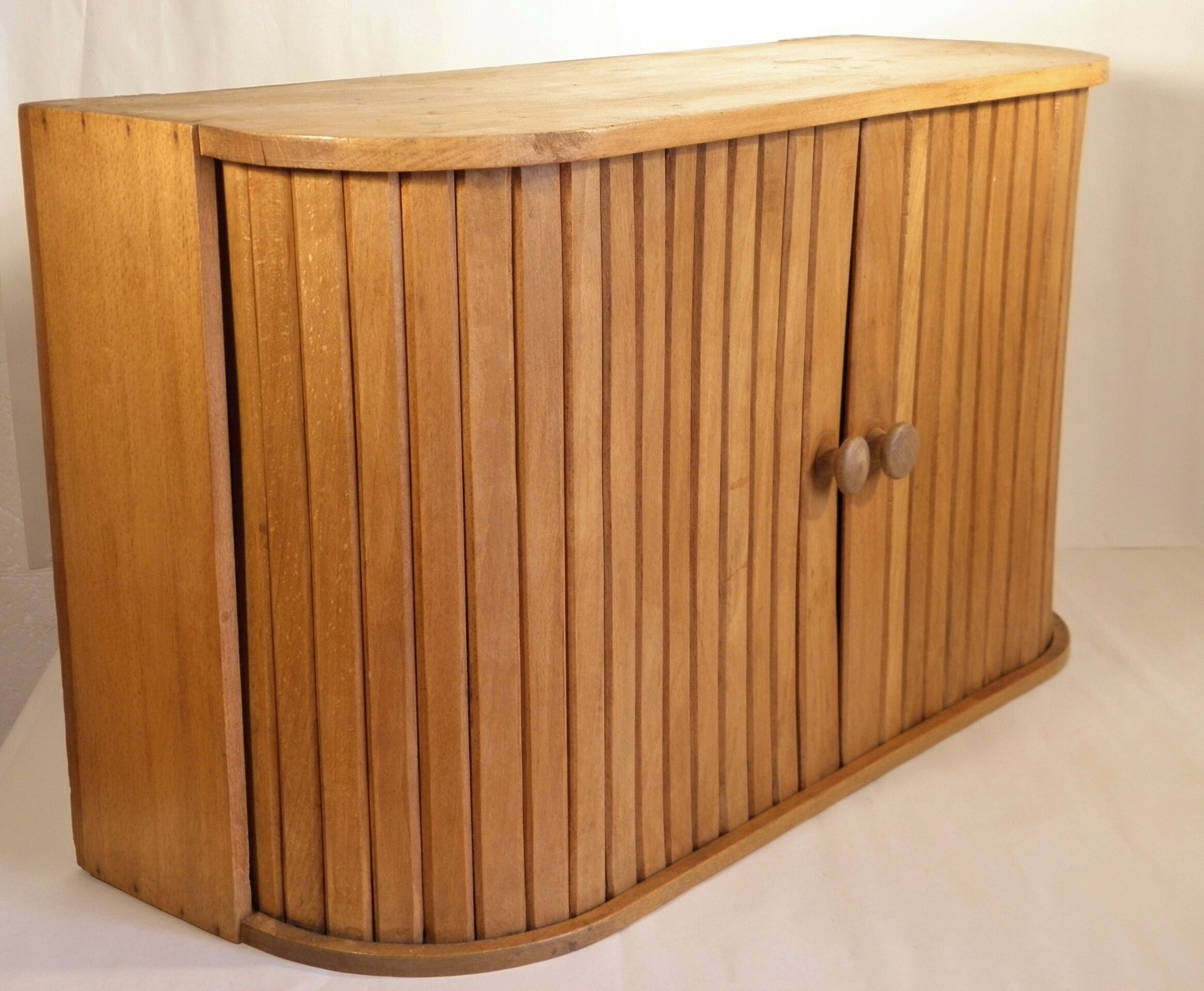 Curtain wall cabinet