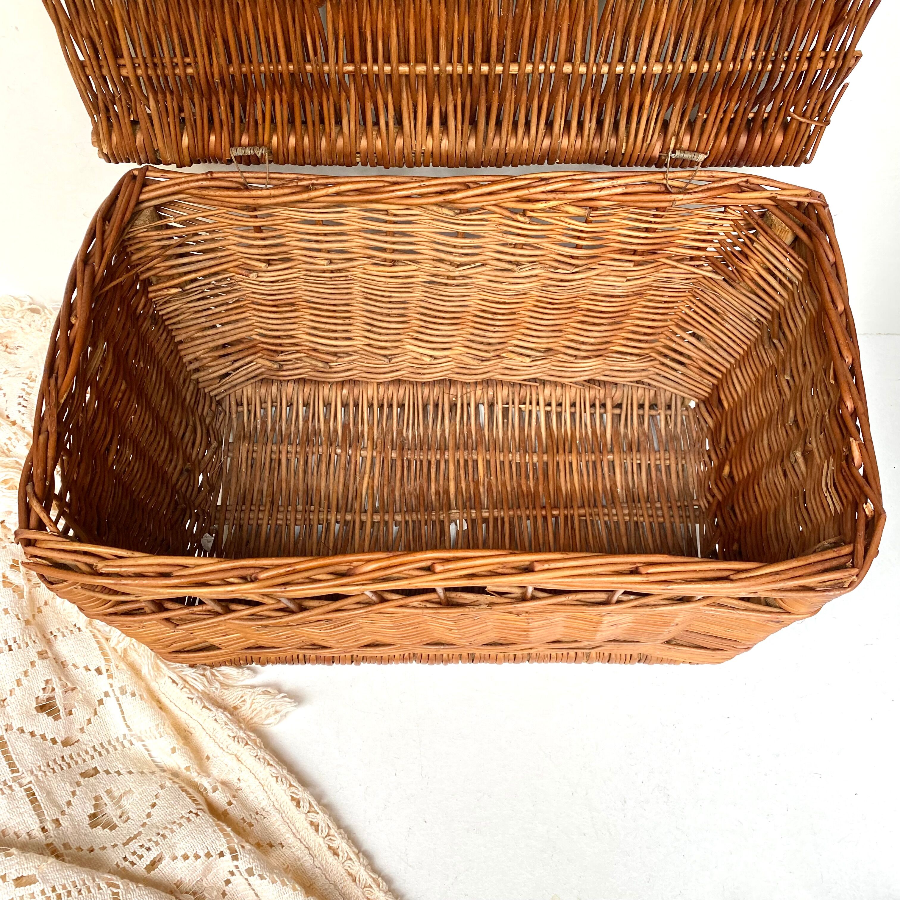 Vintage braid wicker basket for pets