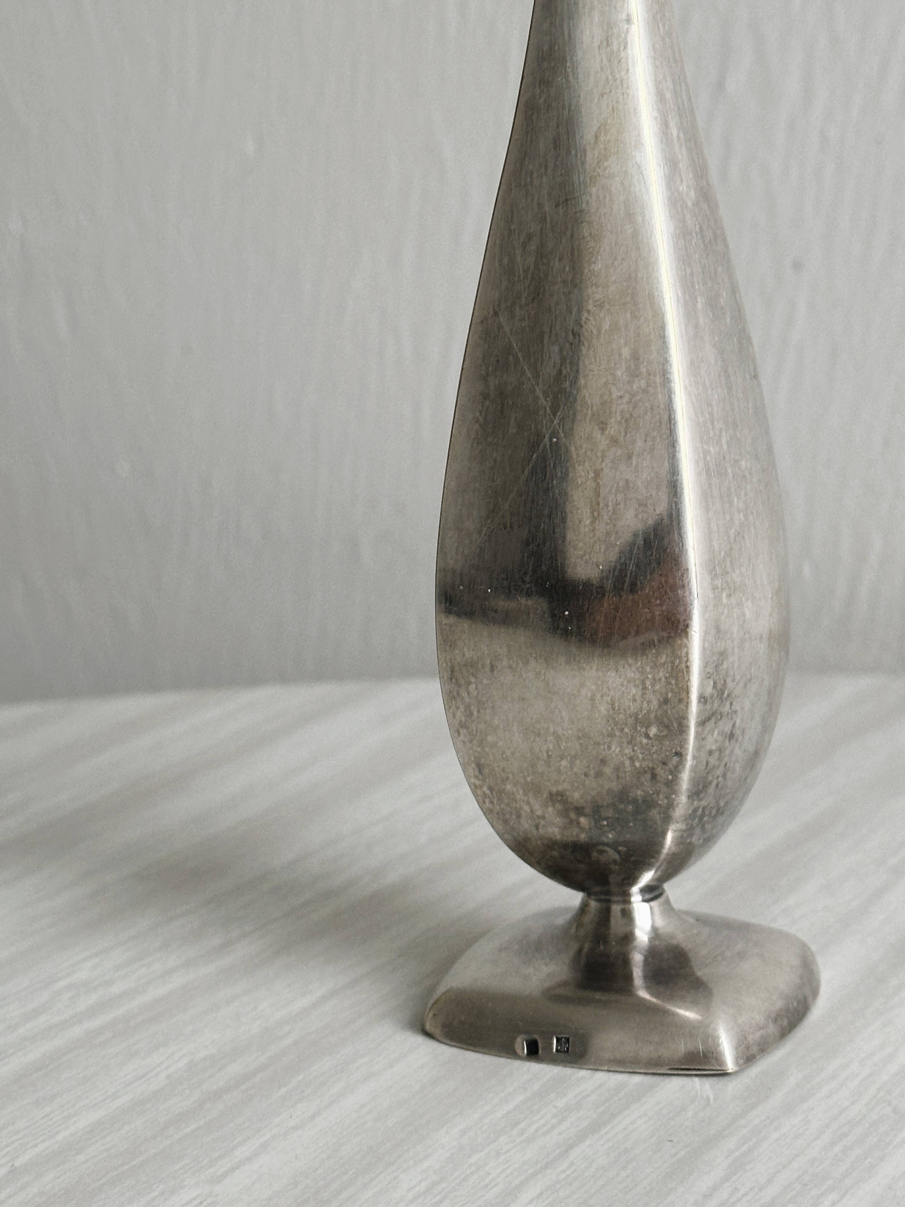 Petit vase soliflore en métal
