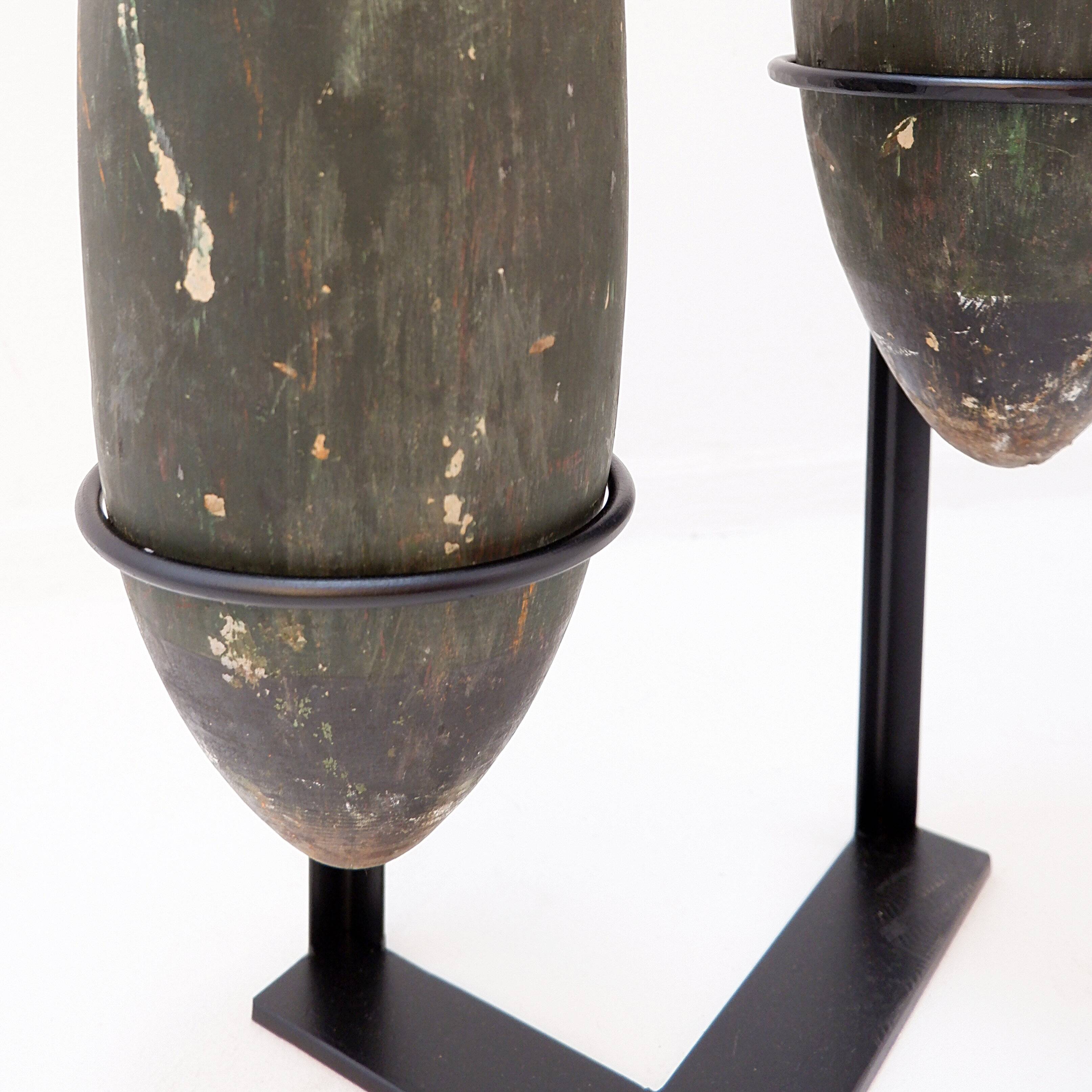 Paire de grandes quilles d'exercice en bois sur socle début du 20ème siècle