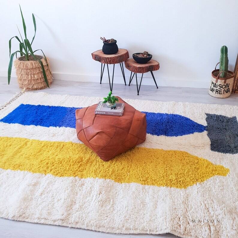 Traditional Berber rug in natural wool, size 200 x 300 cm.