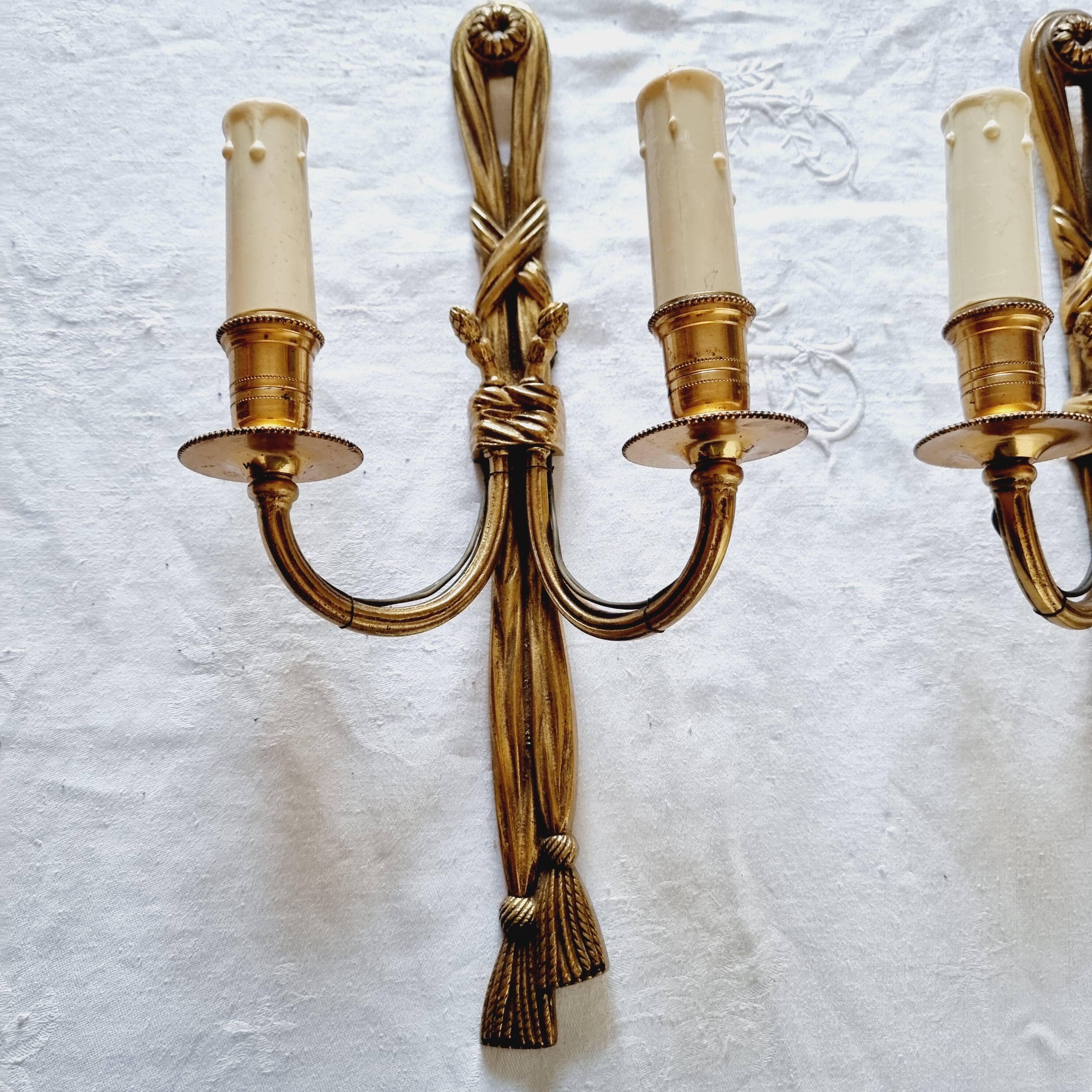 Pair of French wall sconces in bronze, Louis XVI style, with cord.
