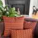 Housse de coussin Kachin bordeaux et orange (RIDA)